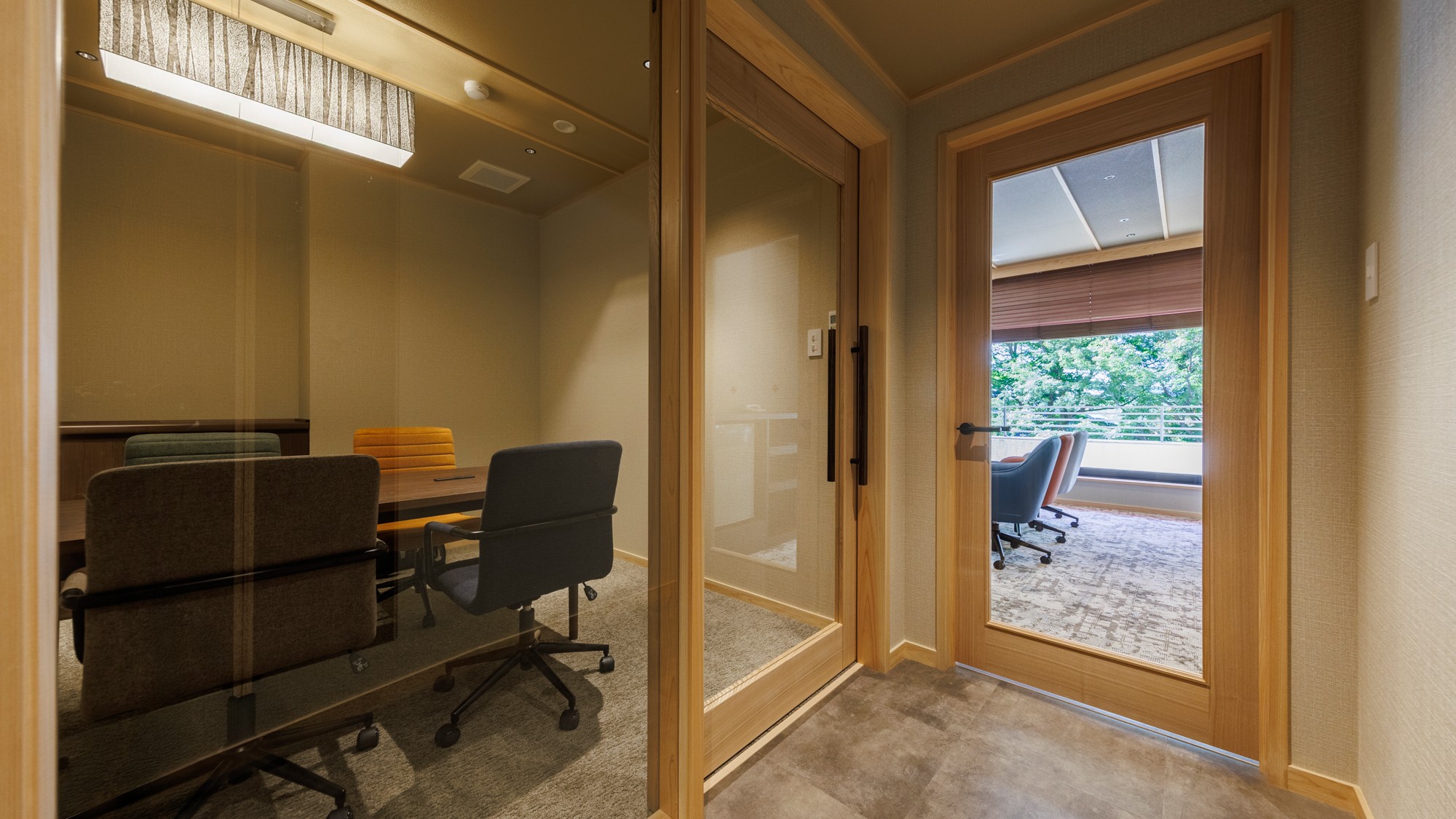 【談話室ミーティングルーム】多彩な用途に使える共用スペース。会議や打ち合わせにご利用ください。