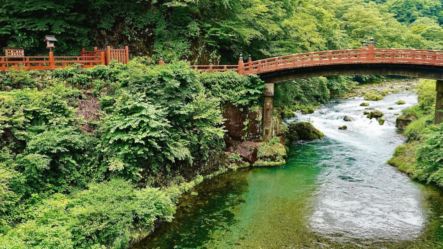 【神橋】日光東照宮の手前、日光山内の入り口にかかる木造朱塗りの美しい橋です。