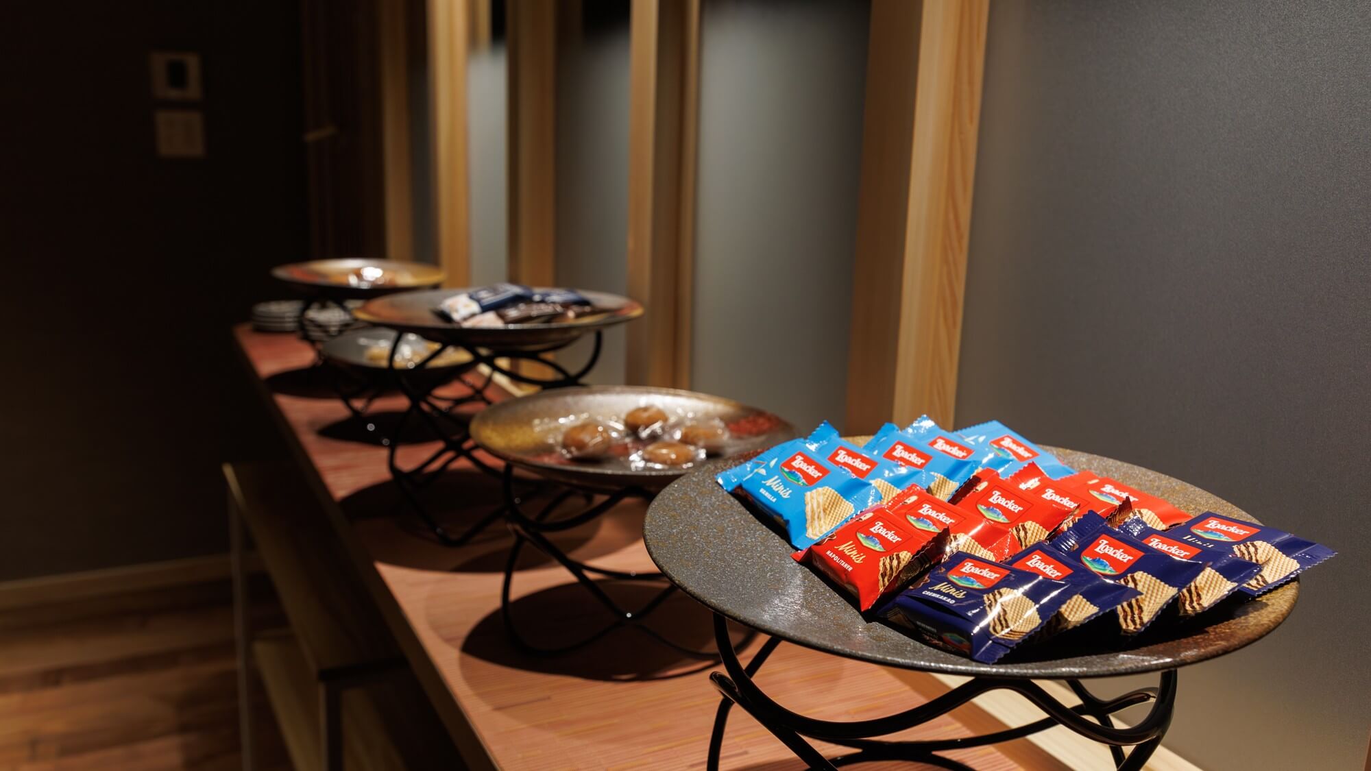 【静龍プレミアムラウンジ】ワイン、ソフトドリンク、お菓子など自由にお楽しみいただけます。