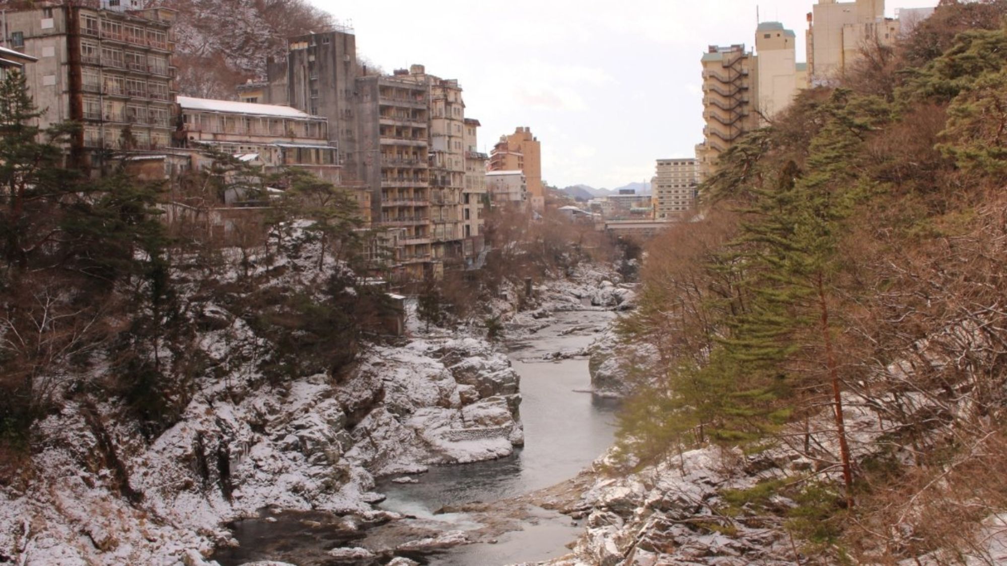 うっすらと雪化粧を纏った鬼怒川温泉周辺