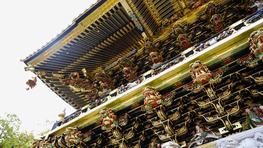 【日光東照宮】お車で約30分。徳川家康公の霊廟として創建されました。 豪華絢爛な建物や彫刻は必見です