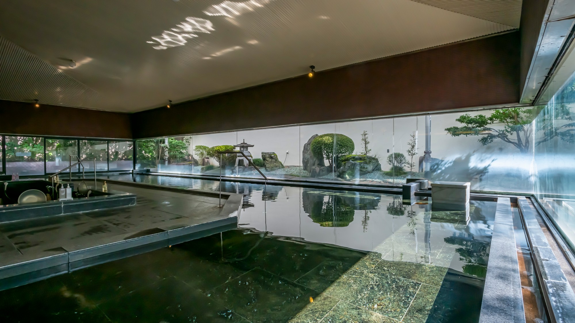 【きぬの夢】内湯 大理石を使用した華やかで明るい浴場