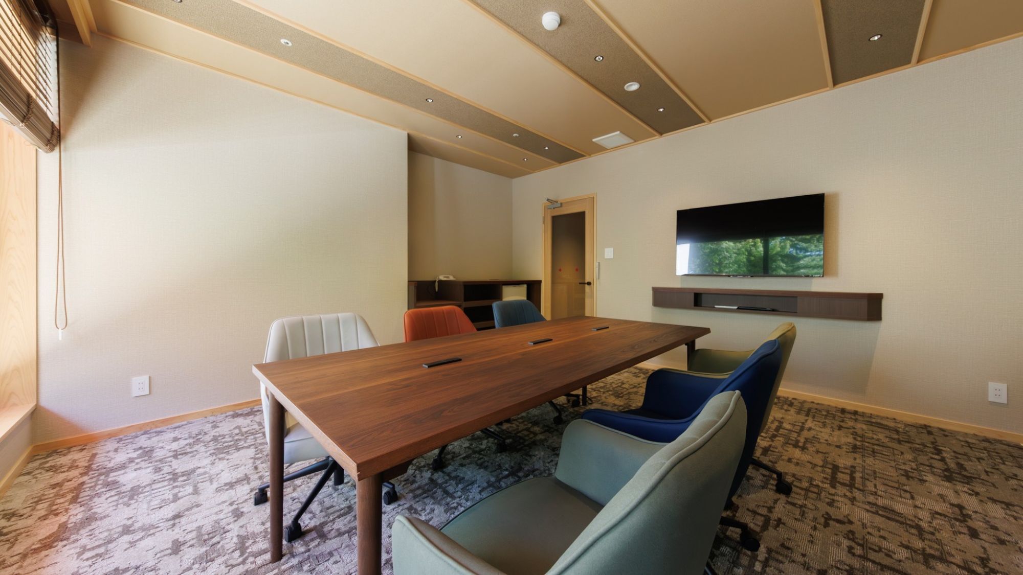 【談話室ミーティングルーム】自然光が心地よい室内。