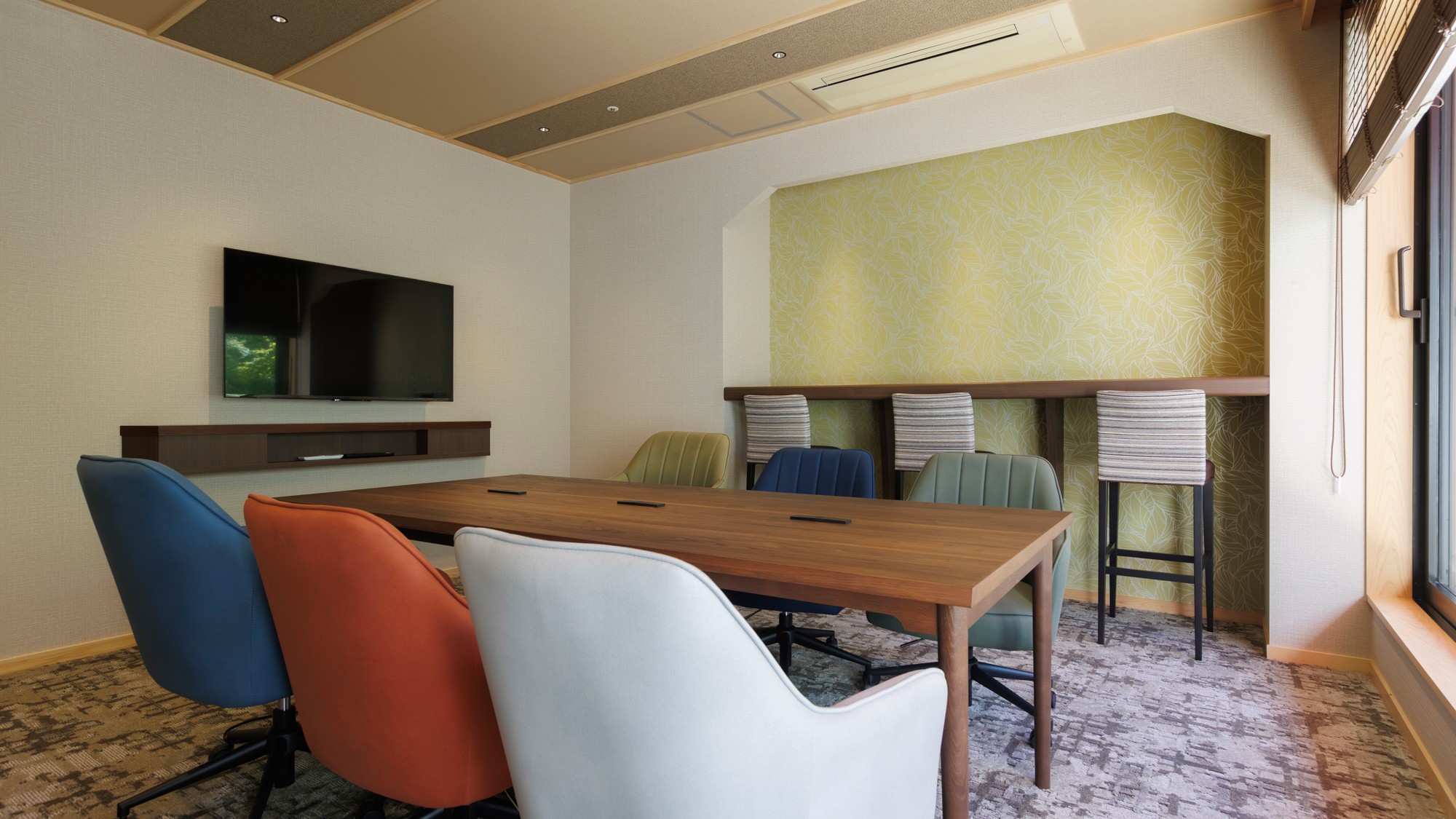 【談話室ミーティングルーム】ゆったりとしたテーブルをご用意。グループでのご利用にも最適でございます。