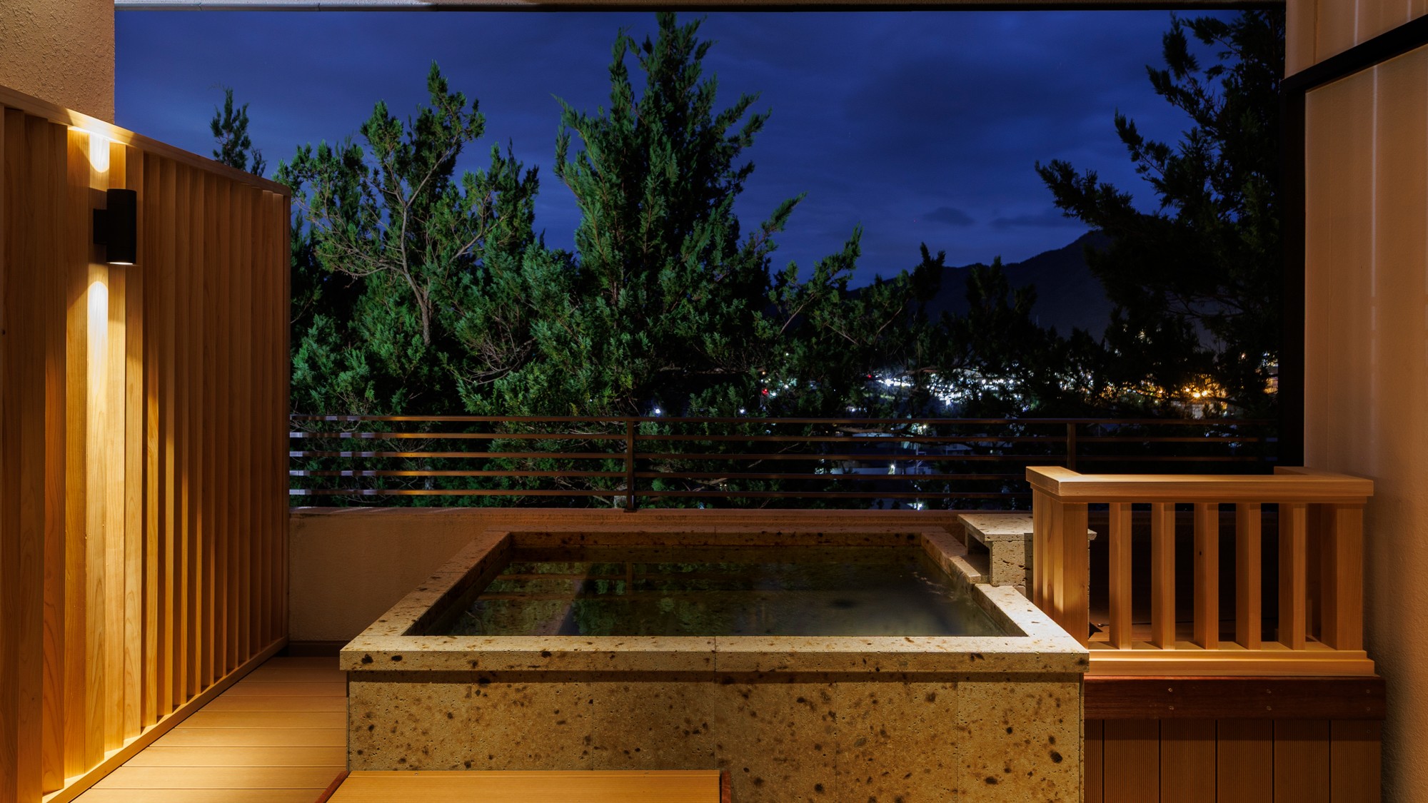 【静龍フロア｜露天風呂付スイート翠嶺】刻々と変化する空の色と季節の風をお楽しみください