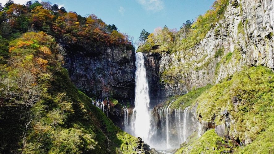【華厳の滝】お車で約1時間。日本三名瀑の一つに数えられる滝です。大自然の迫力に圧倒されます。