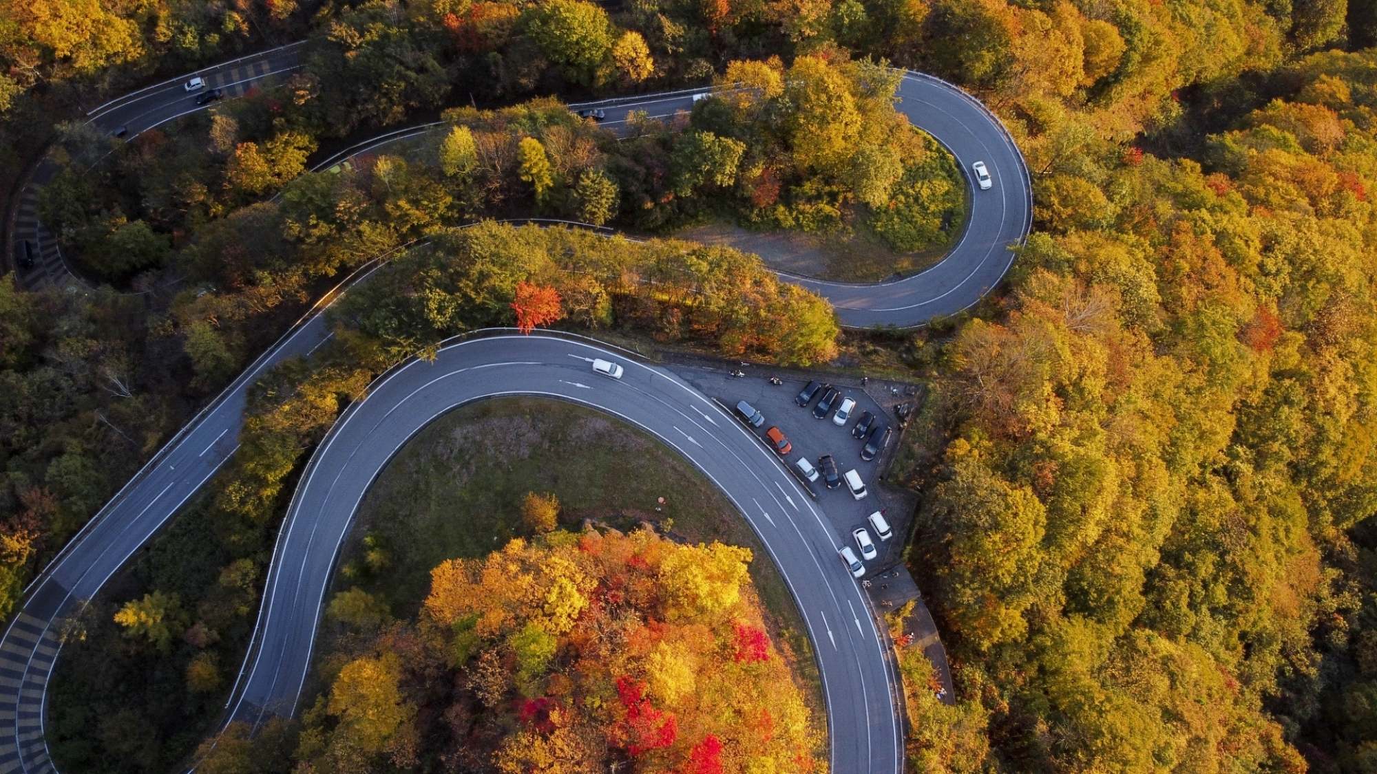 【いろは坂】日光市街と中禅寺湖・奥日光を結ぶ観光道路。秋には紅葉の絶景が楽しめるドライブコースです。