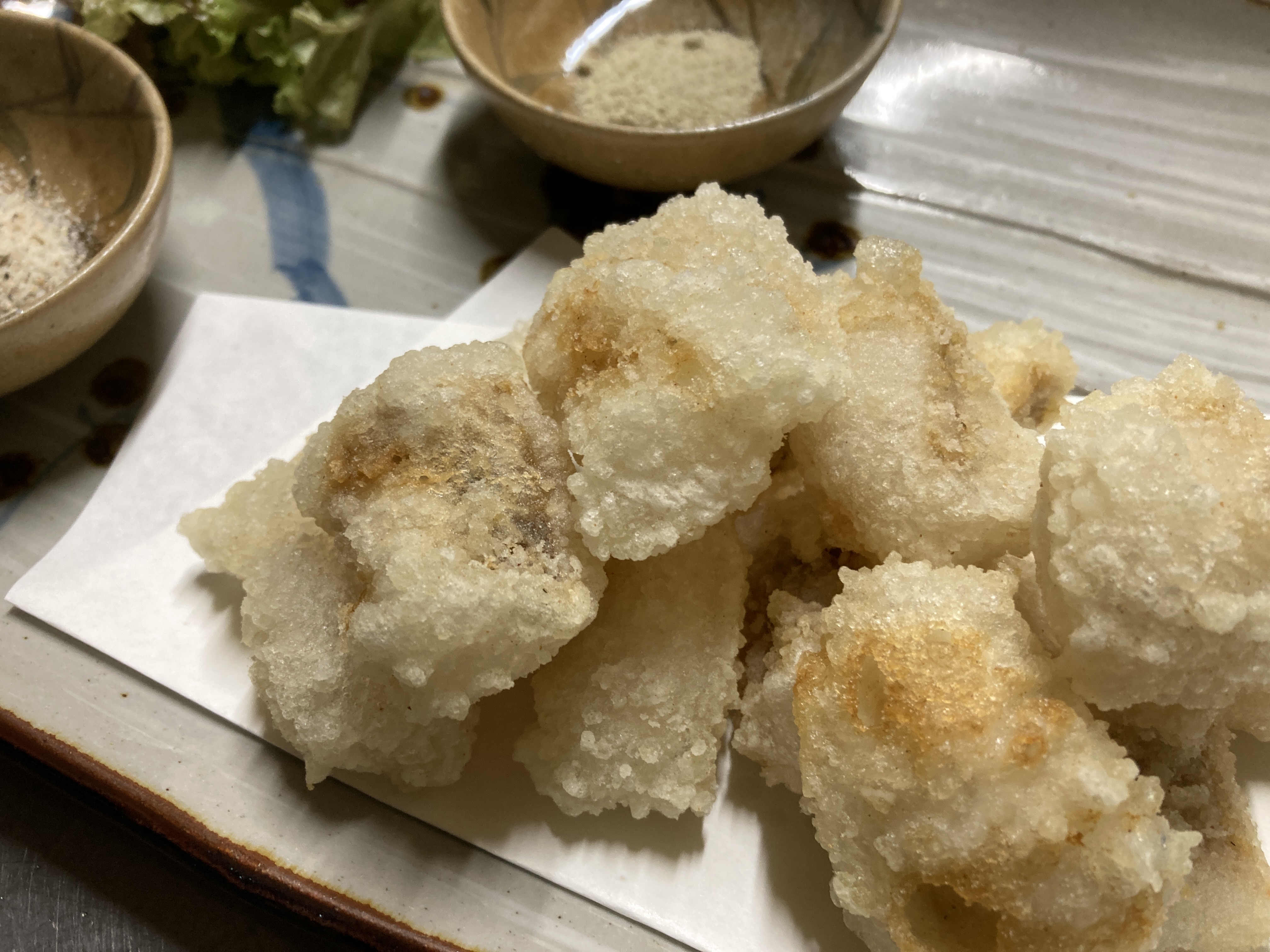 2種類の塩で楽しむアンコウの唐揚げ