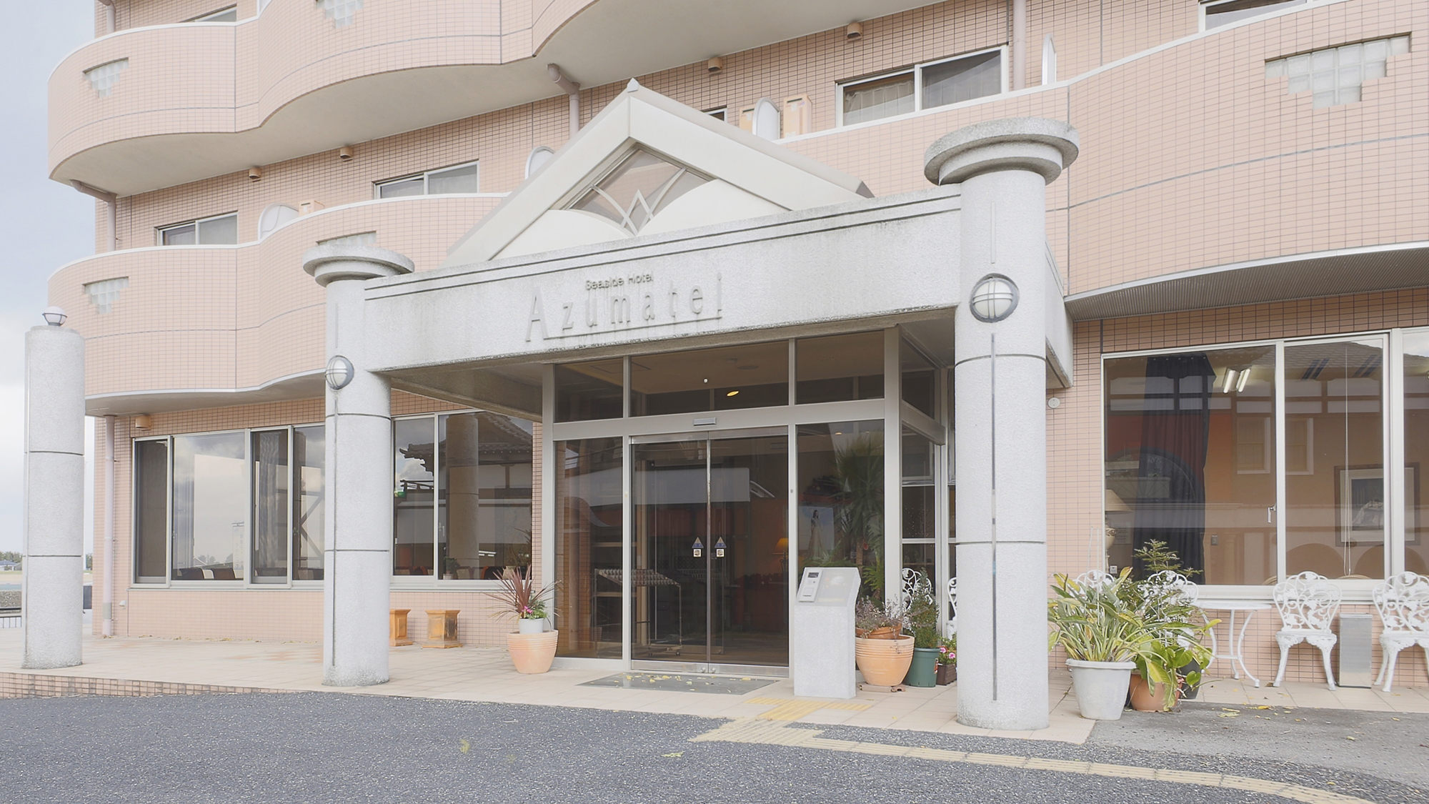 *【外観】新舞子駅から徒歩2分★新舞子海水浴場すぐの好立地！海を一望できるロケーションが自慢です。