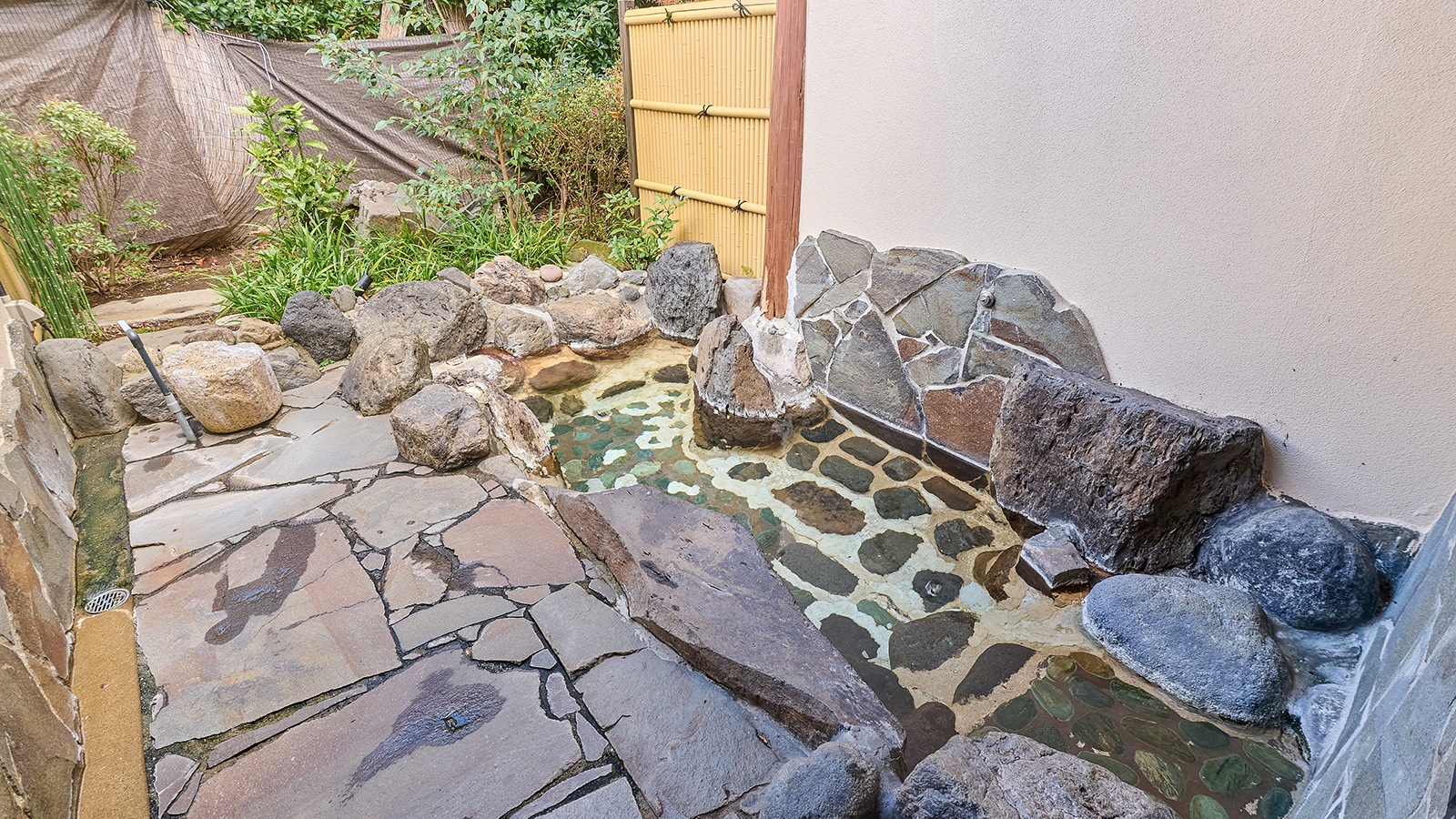 【和洋室】洋室ツイン10畳＋和室８畳　内湯＋露天風呂付・離れ