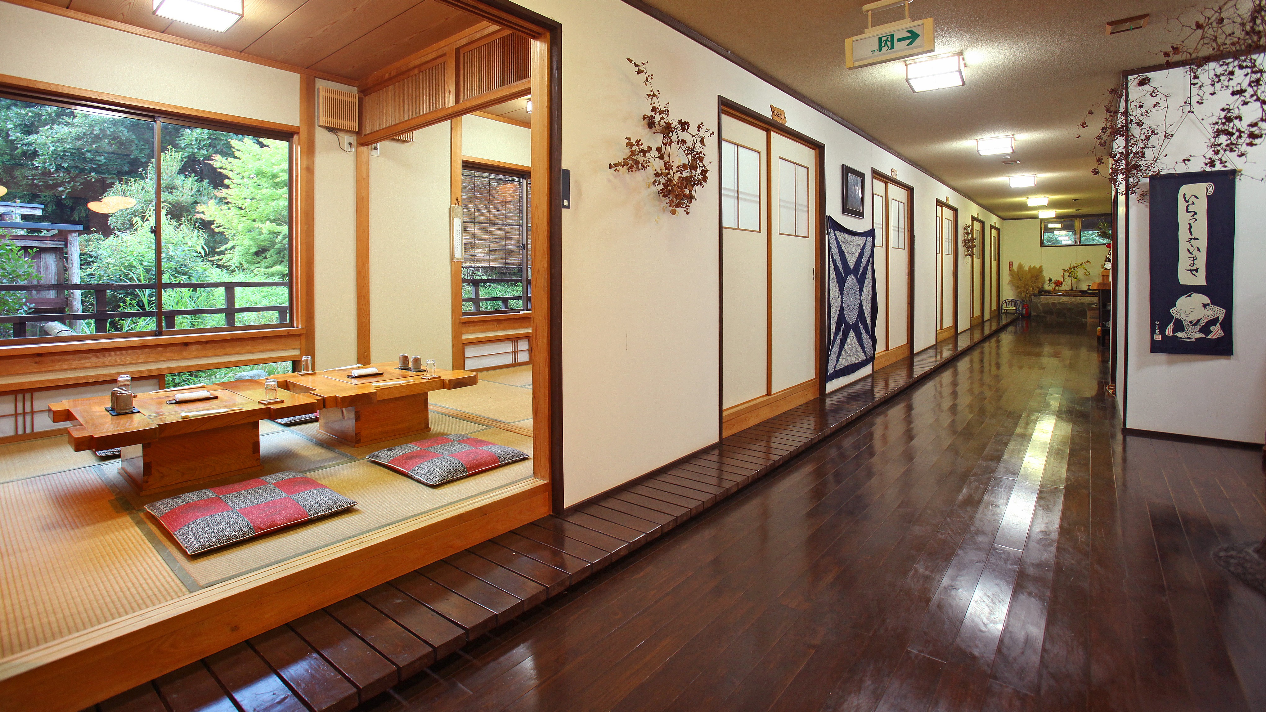 お食事処　通路より各お部屋