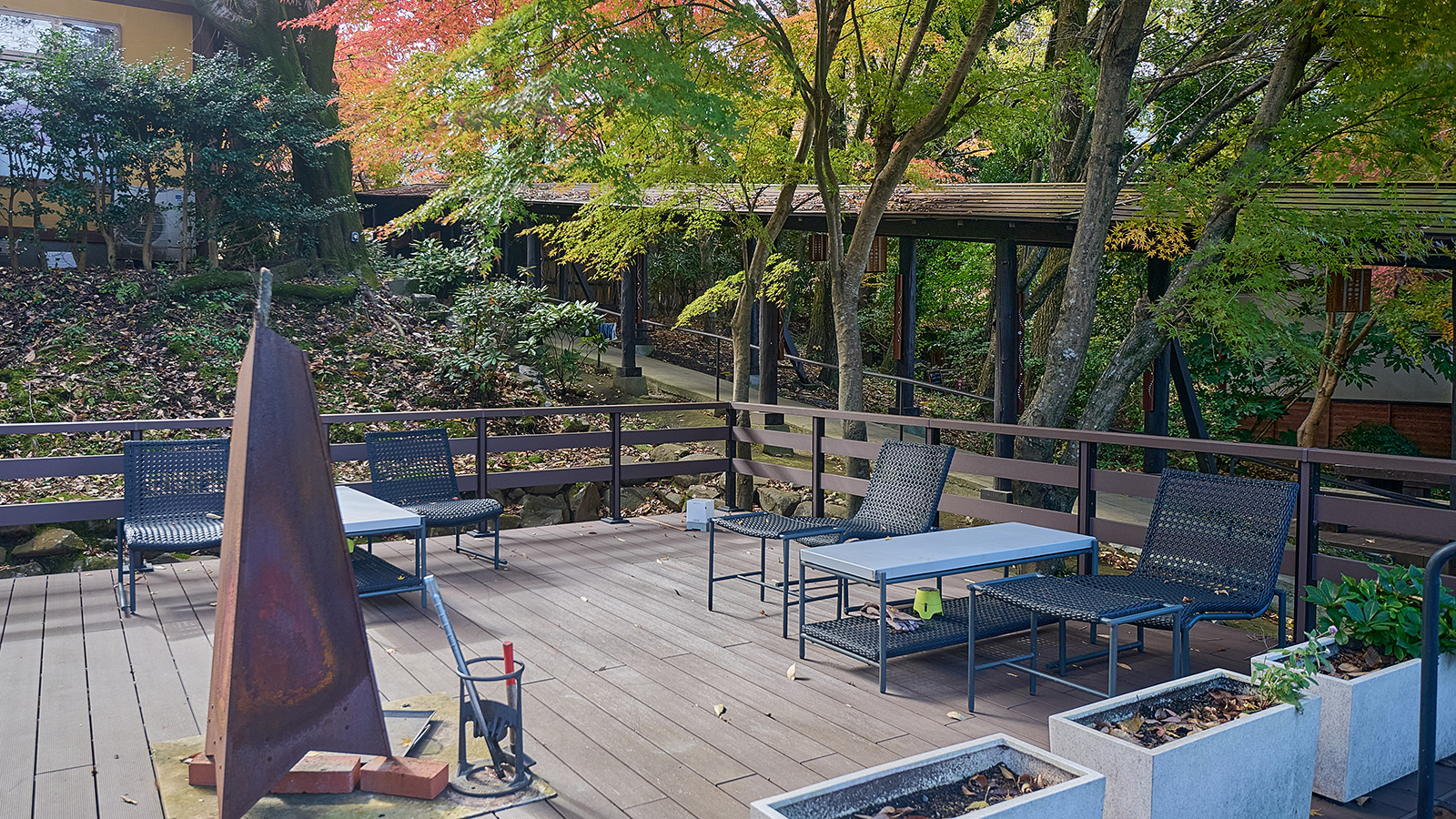 【紅葉の頃】中庭のテラス