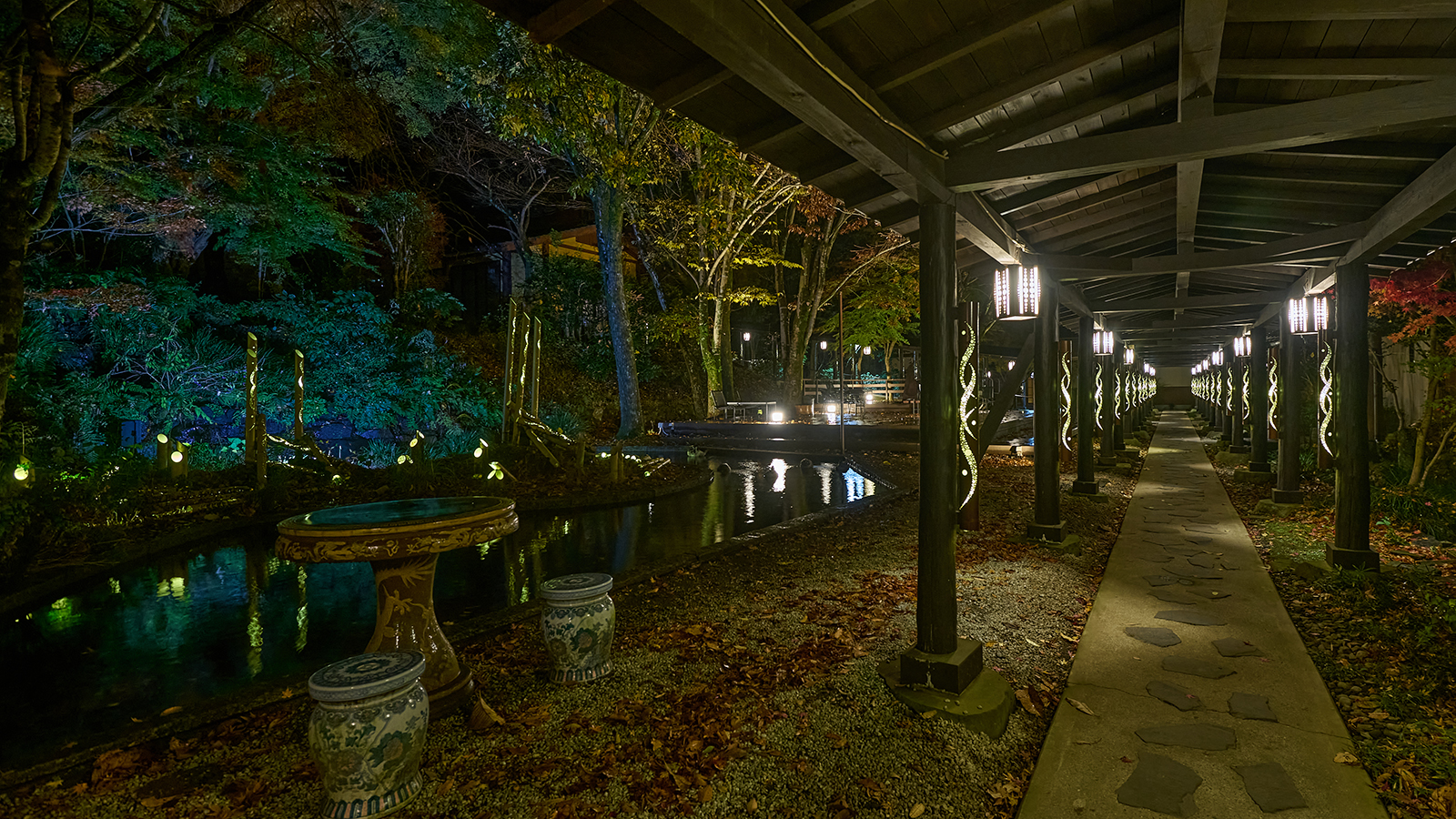 客室通路の竹あかり