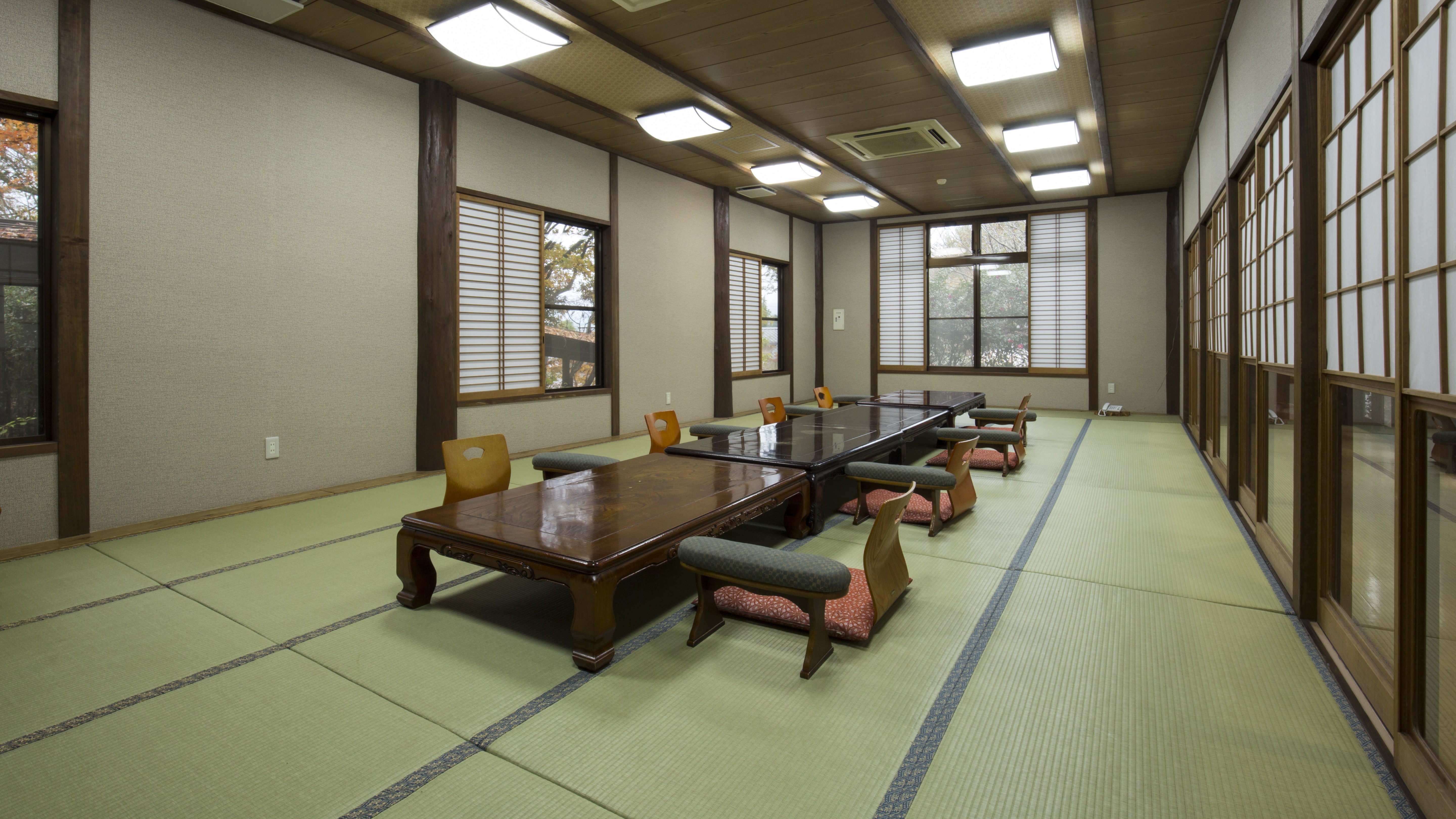 お食事処　個室　大部屋