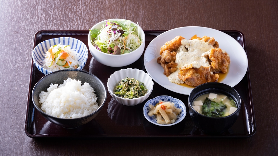 【夕食】日替わり夕定食一例（チキン南蛮）