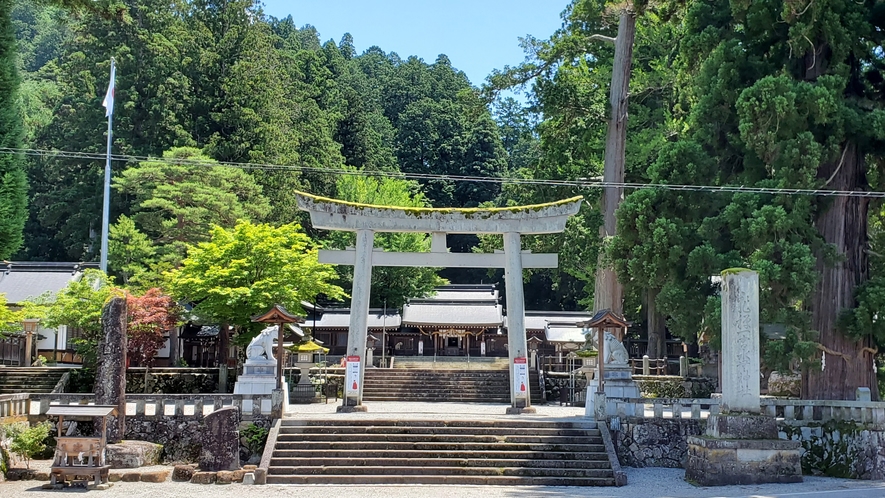 当館より徒歩数分にある飛騨一宮水無神社は、空気感の異なる空間です。朝の散歩にいかがですか