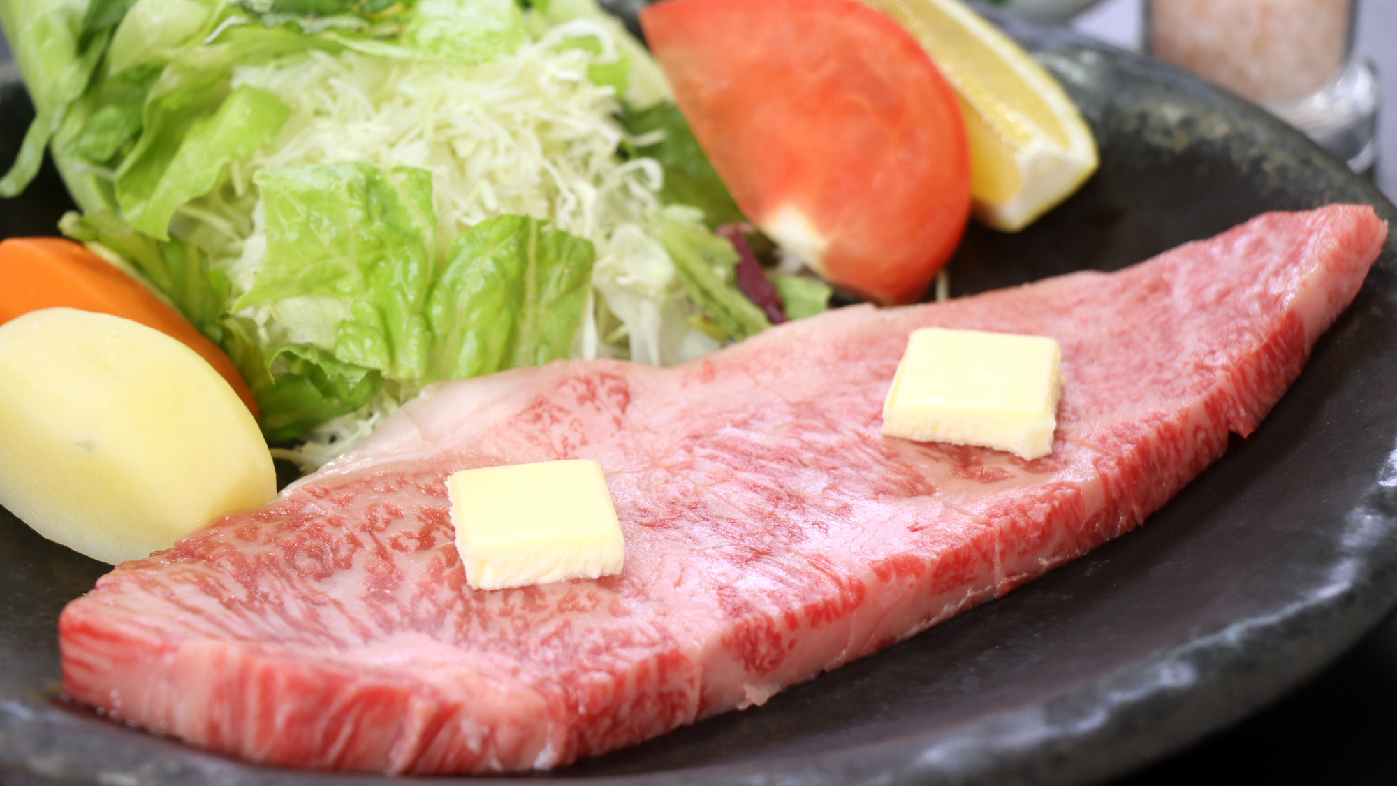 肉厚の飛騨牛ステーキは、陶板で焼いて、香りも楽しめます