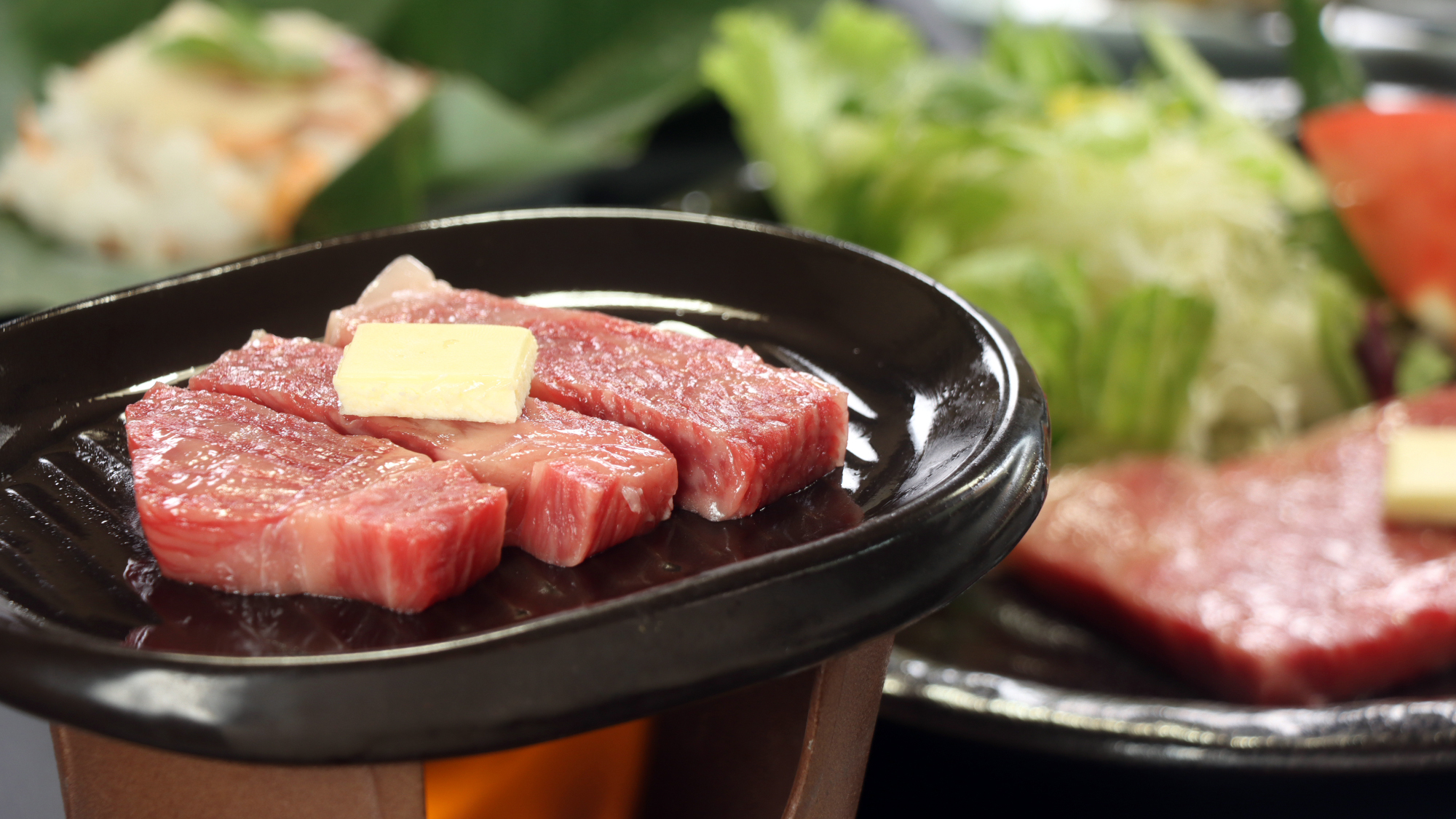 陶板に乗り切らない飛騨牛のステーキ。焼ける肉の香りと音もお楽しみください。