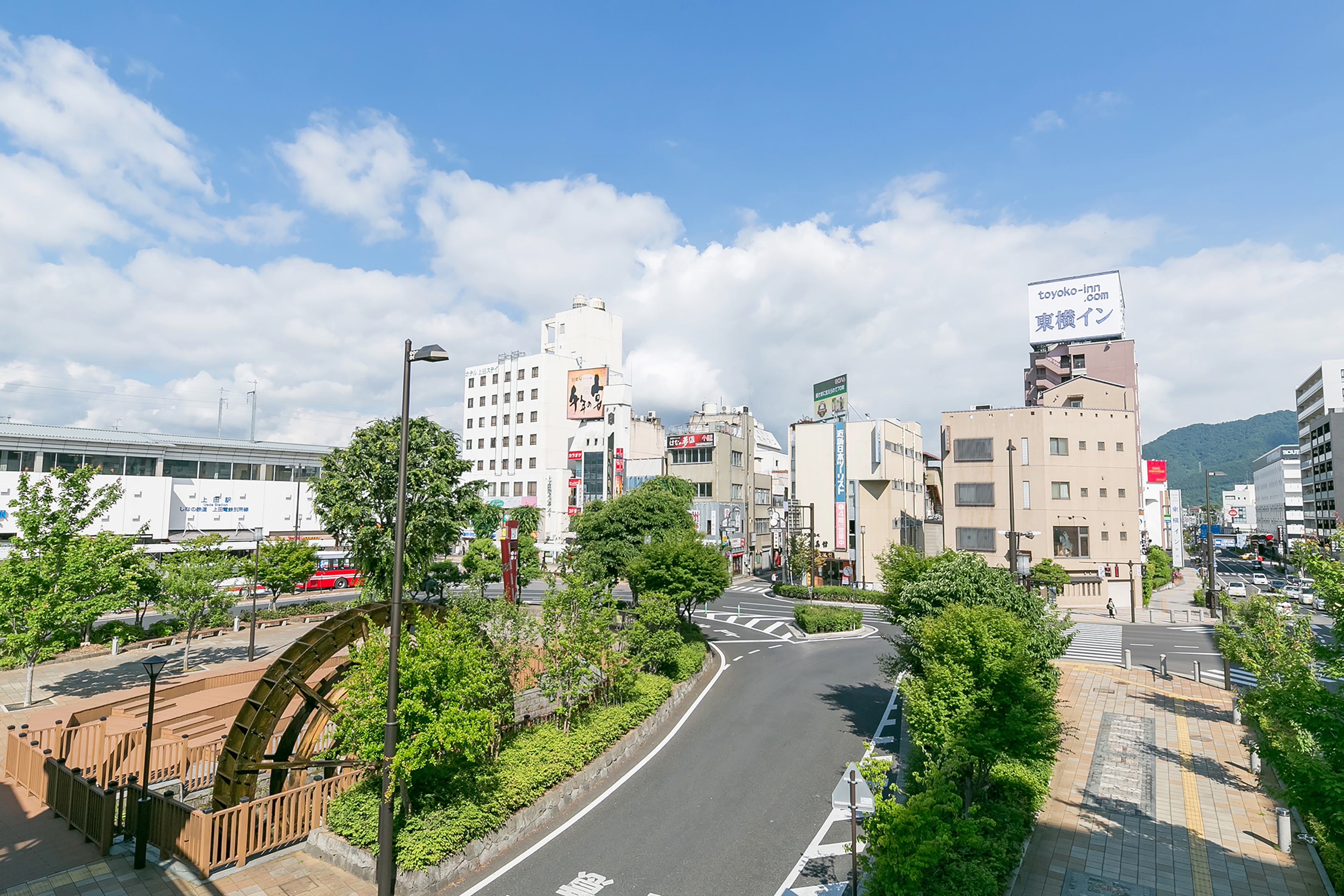 JR北陸新幹線・しなの鉄道しなの線・上田電鉄別所線上田駅お城口が最寄り。