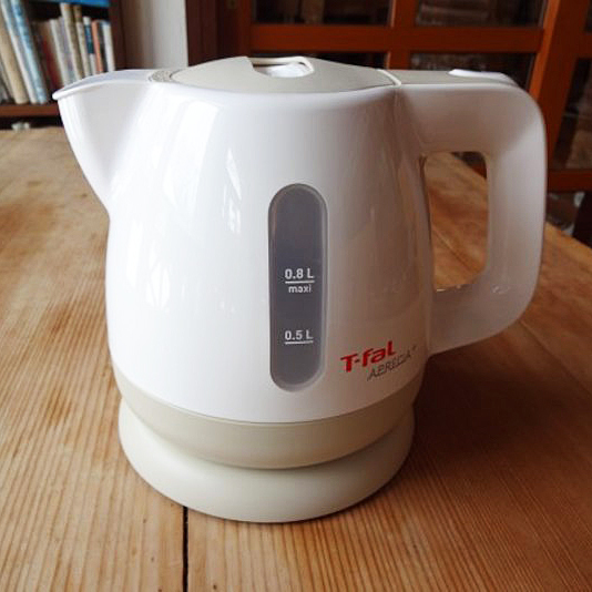 お部屋には湯沸かしポット「Ｔ-fal」を置いております。