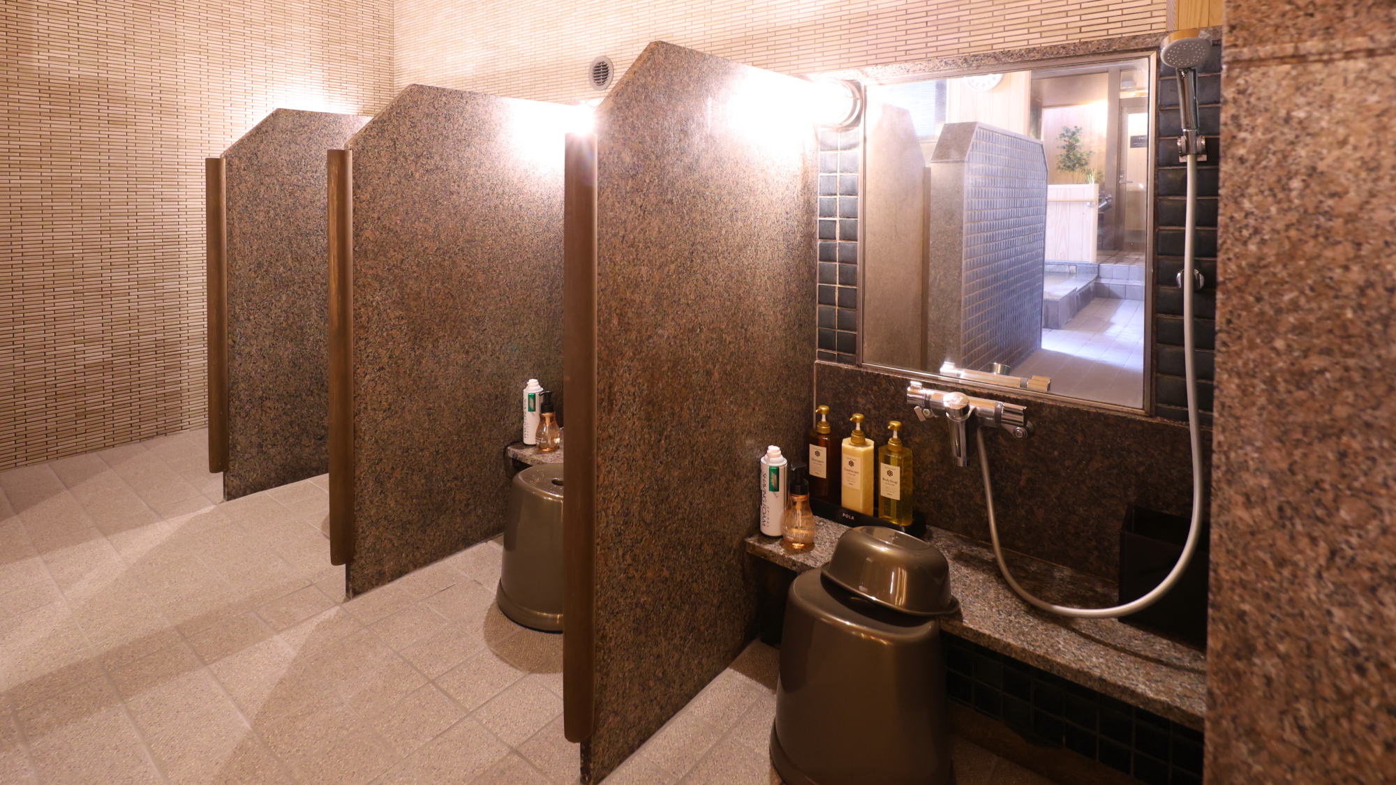 ◆男性大浴場洗い場（カラン8個設置）