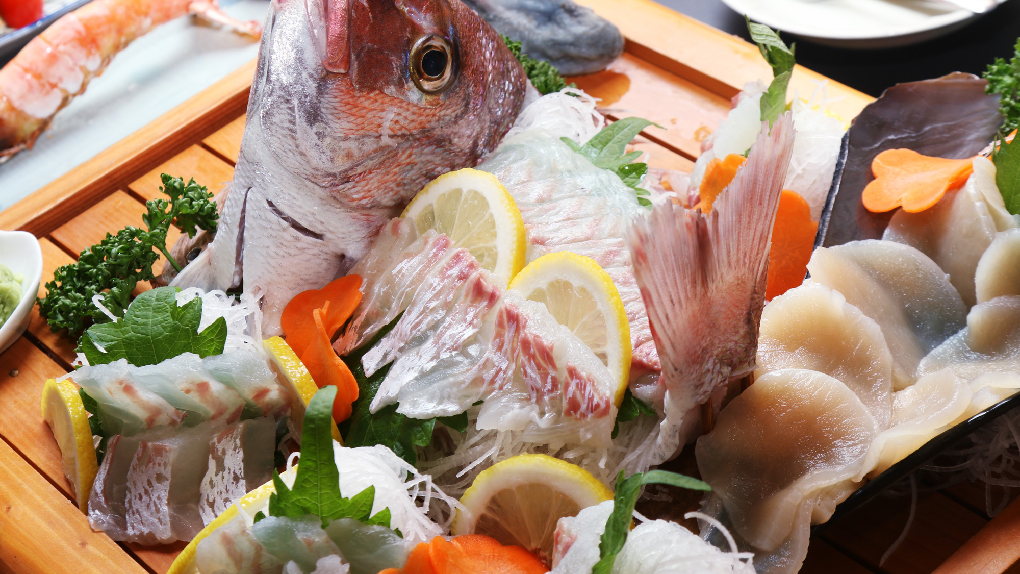 季節の活き造り◆直接港から仕入れてくる捕れたての魚介は新鮮そのもの…