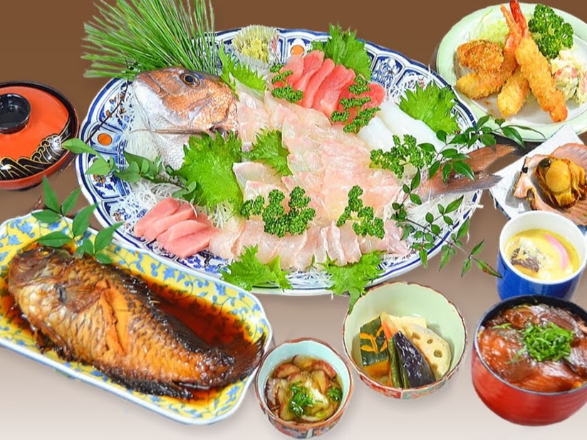 民宿 一葉の夕食。鯛の姿造りとマグロの刺身、煮魚、海老フライ、茶碗蒸しが並ぶ