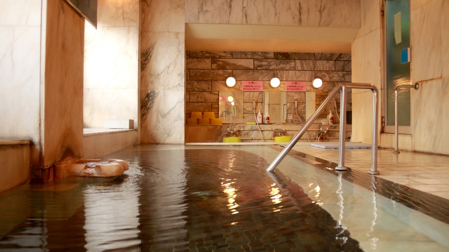 【男湯】「総大理石風呂」で源泉かけ流しの温泉をゆっくりとおくつろぎください。