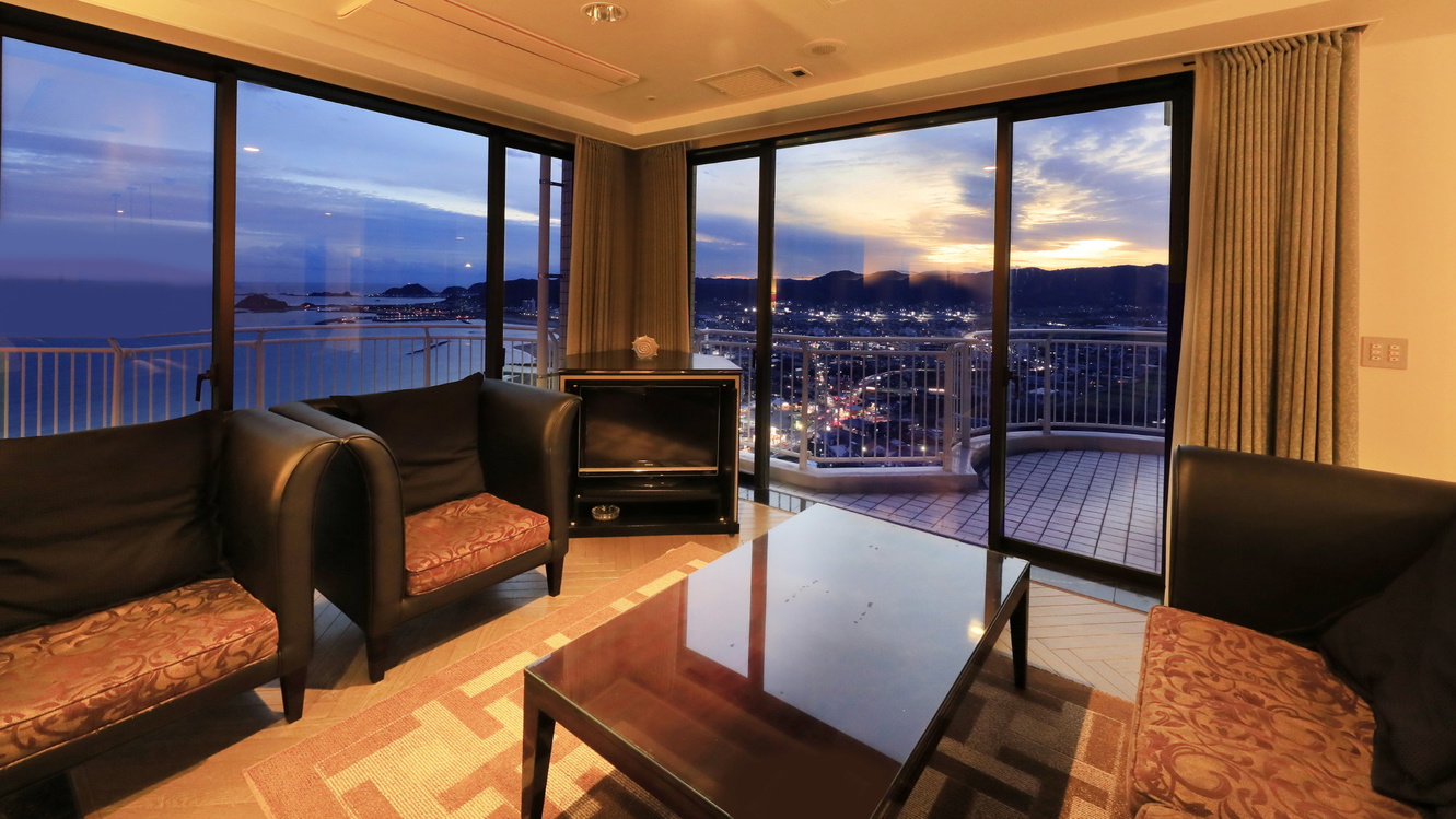 薄暮の夕景を望む32階ロイヤルスイート『アフターグロウ』のリビングルーム
