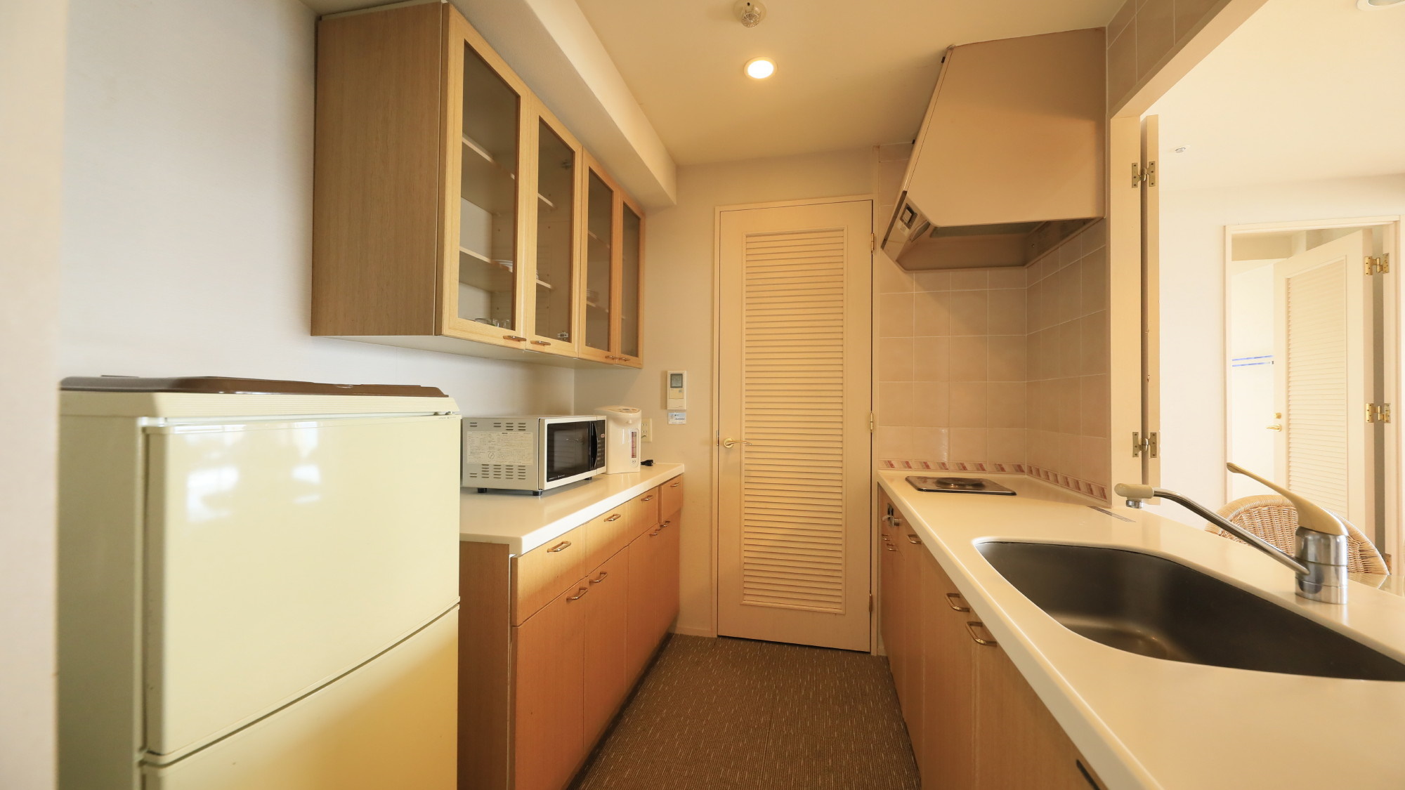 ゆったり造られたオープンキッチンには調理器具も多数ご用意　※一例