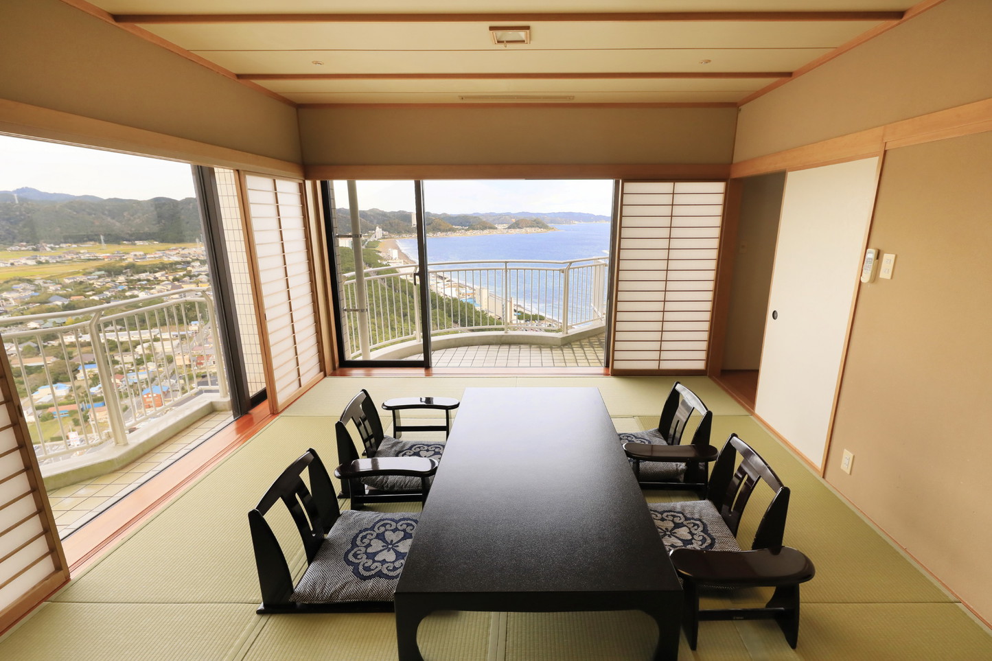 伝統的な日本建築と和風の調度品が醸し出す風情に、心から浸れる『暁雲』