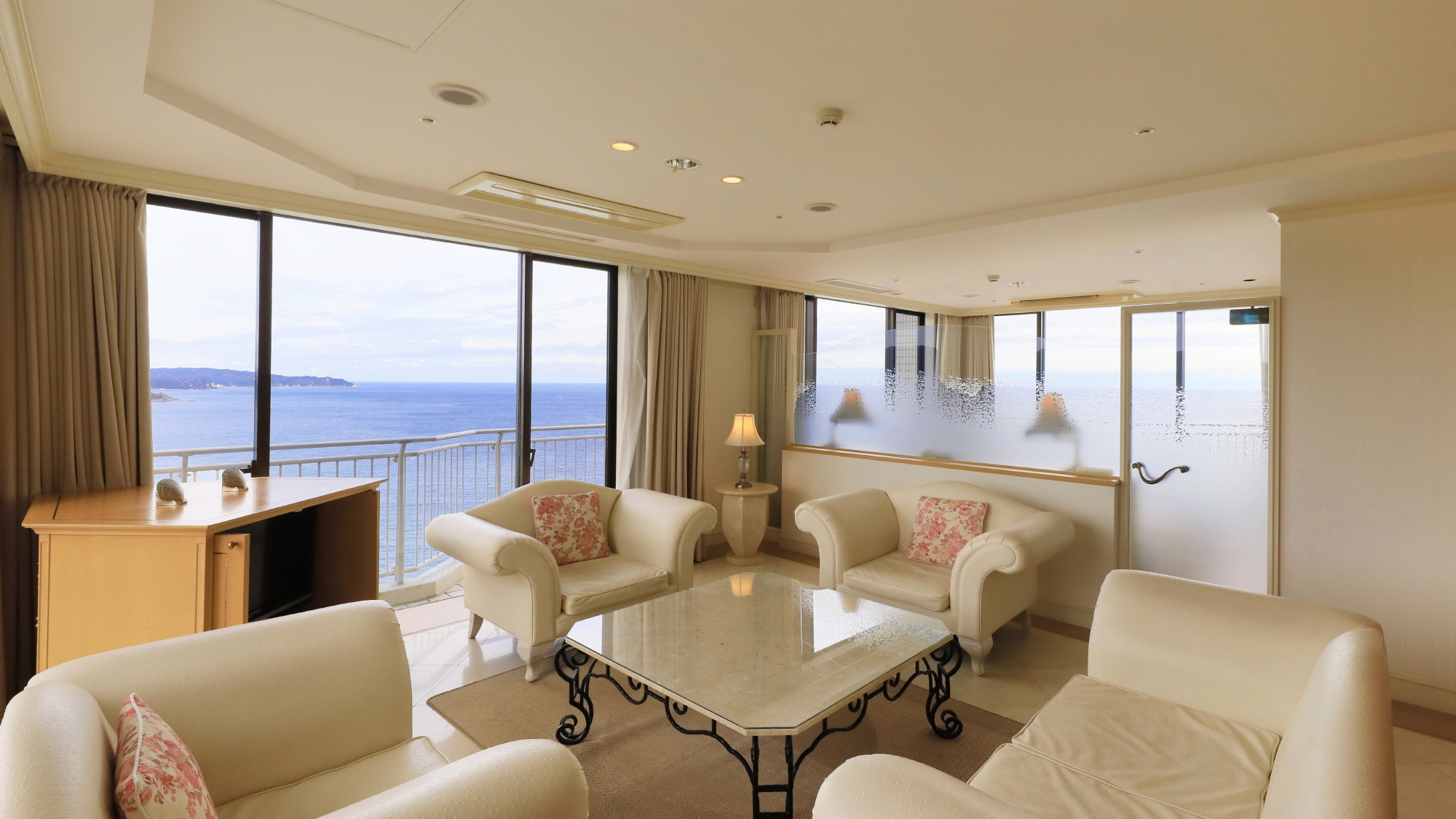 32階ロイヤルスイート『パインクレスト』　リビングルーム