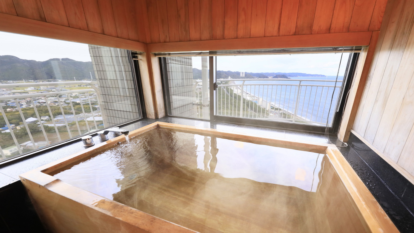 ロイヤルスイートルーム『暁雲』　目の前の海を独り占めできる檜風呂