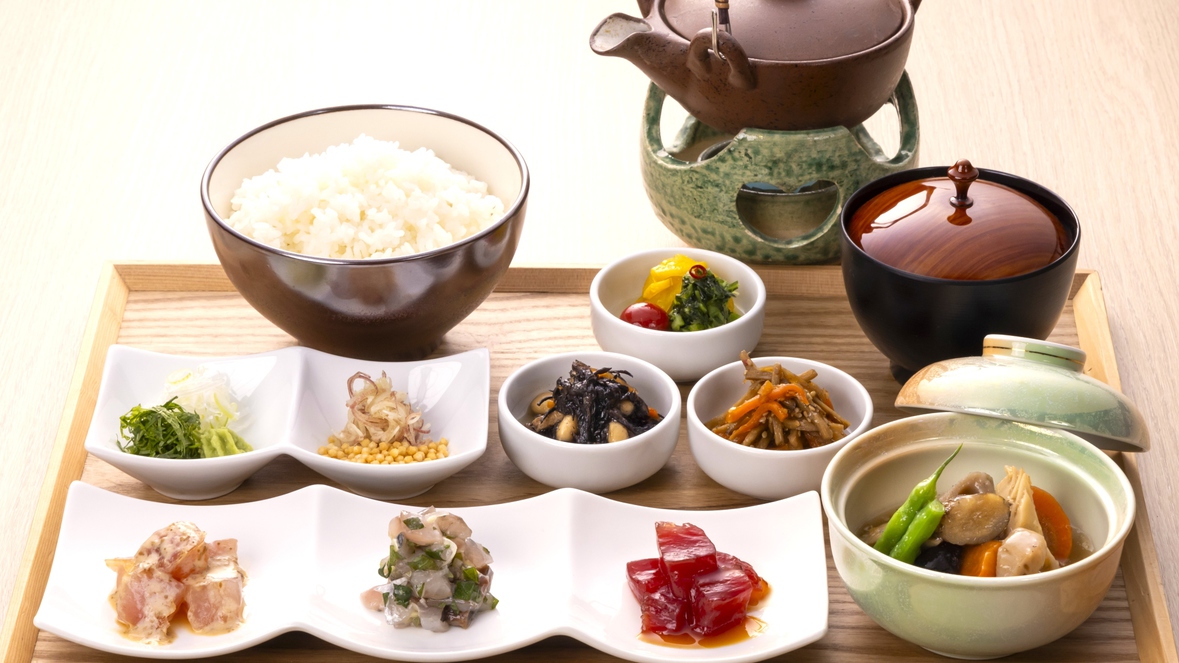 【朝食膳】新鮮な魚介類を活かした郷土料理「まご茶漬け」をアレンジしたご朝食