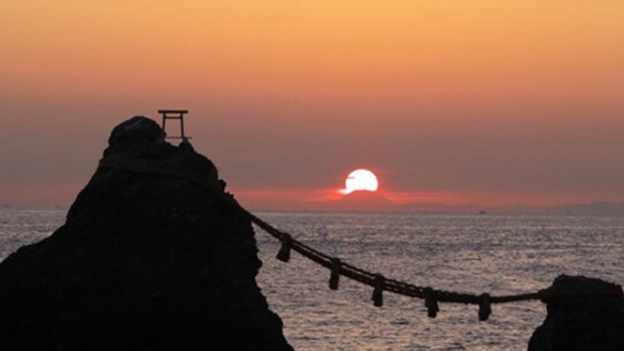【夫婦岩】天気のいい日には遠く富士山の背から差し昇る日の出が見られます。