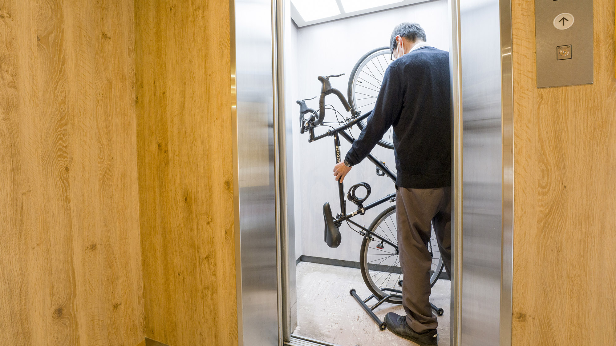・【自転車運搬】エレベータ内は少々狭いため、自転車を立てての運搬をお願いしております