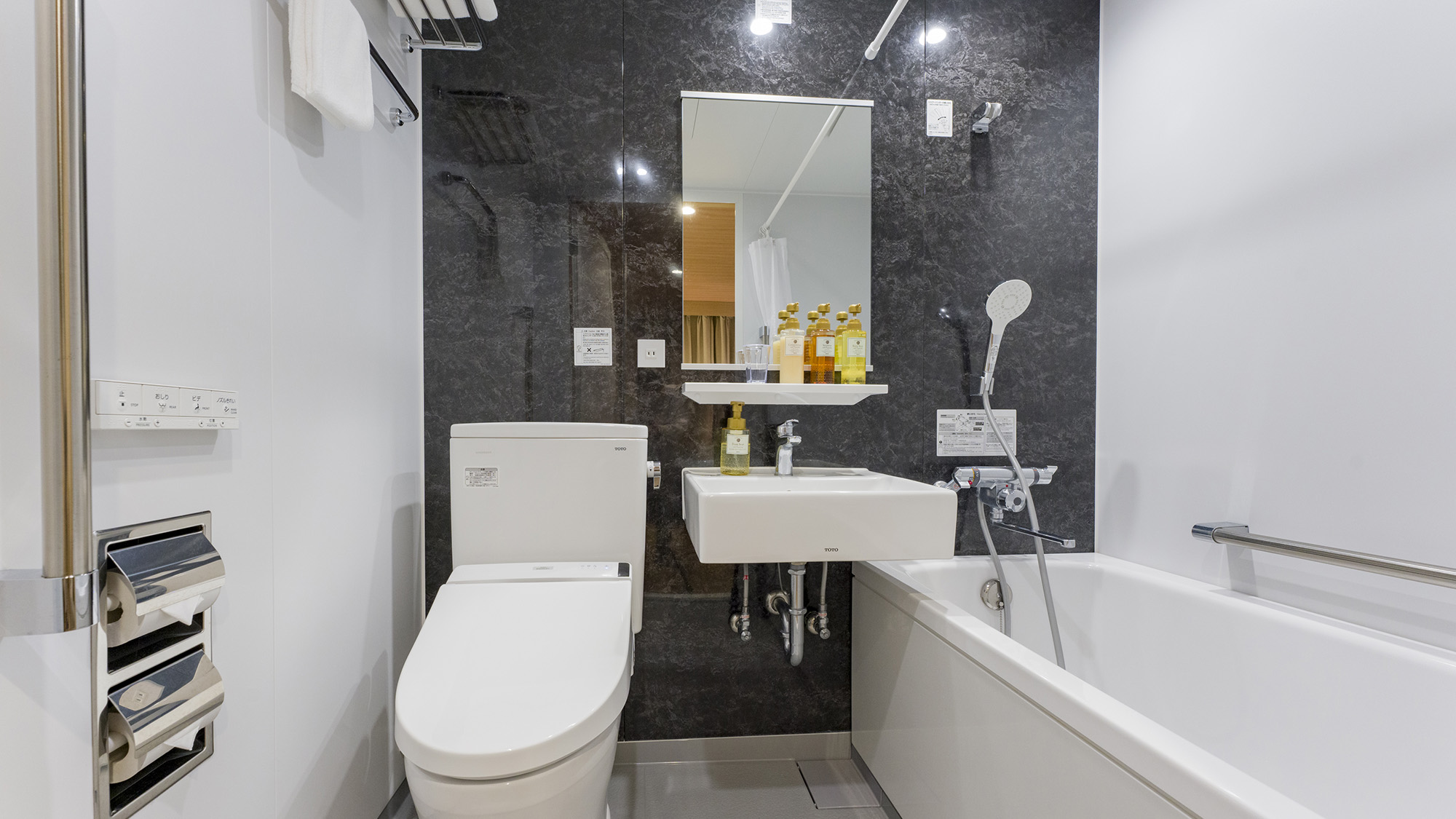 ・【ユニバーサル／バスルーム】お風呂・トイレ・洗面台が一体のユニットバス　手すり付きの浴槽です