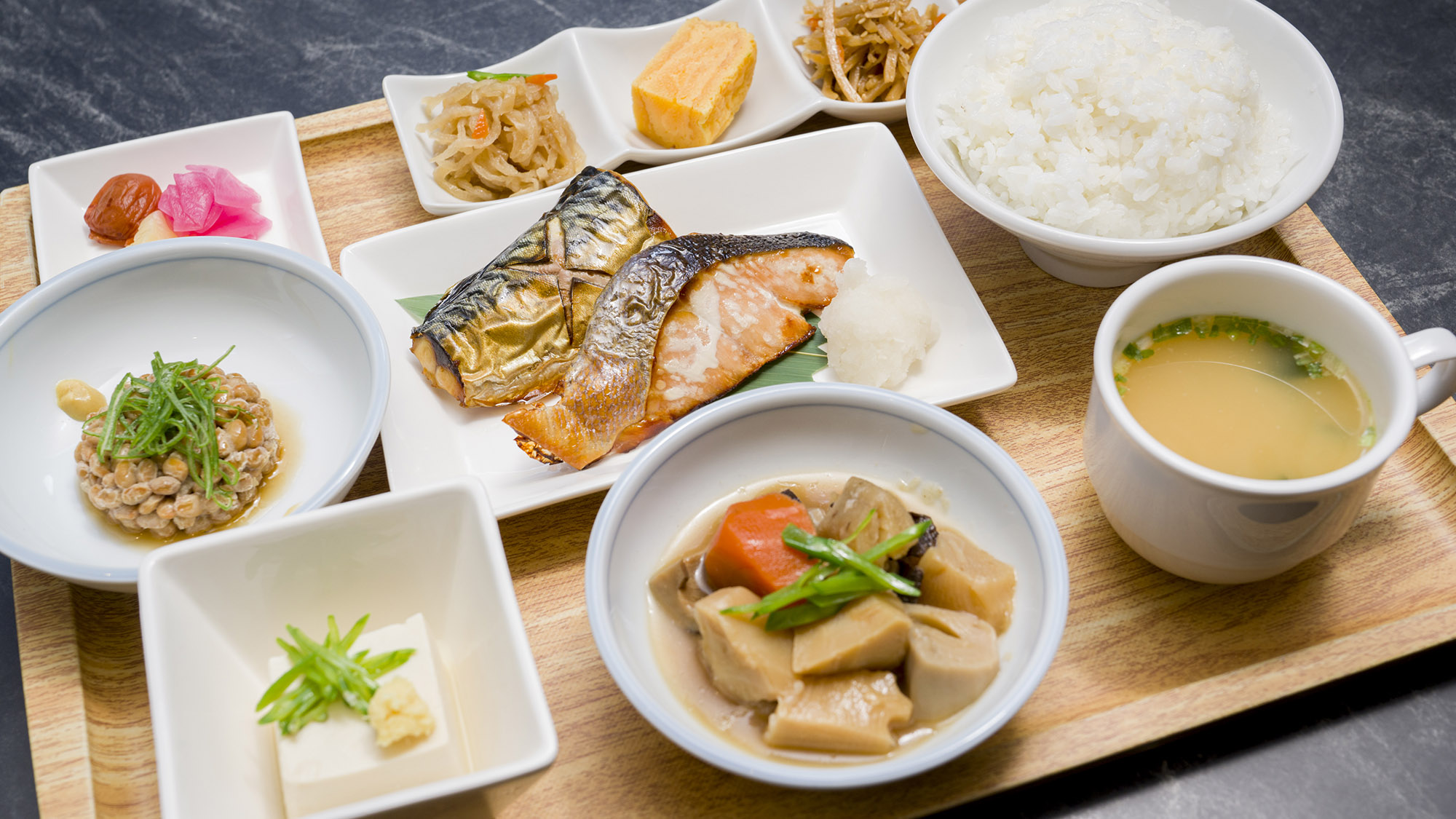 ・【朝食ビュッフェ／和食】焼き魚、煮物、味噌汁などバランスのとれた和食で良い一日のスタートを！