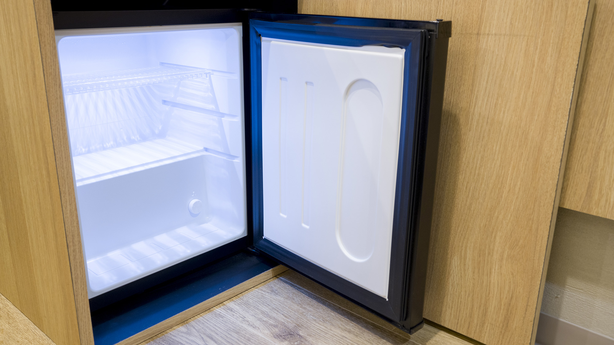 ・【客室共通】5段階の温度帯設定ができる静穏設計の冷蔵庫です（冷凍機能はありません）