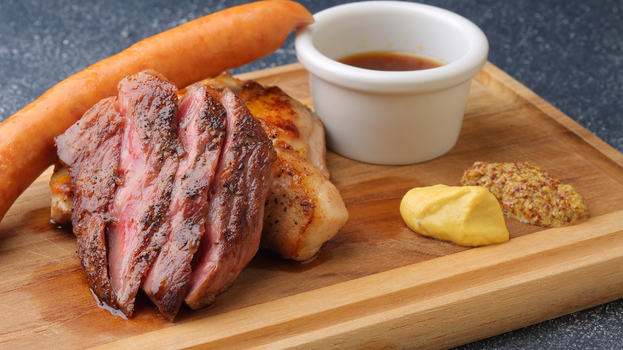 ・【il favore／ディナー：おすすめ特撰肉の盛り合わせ】レストランメニュー一例