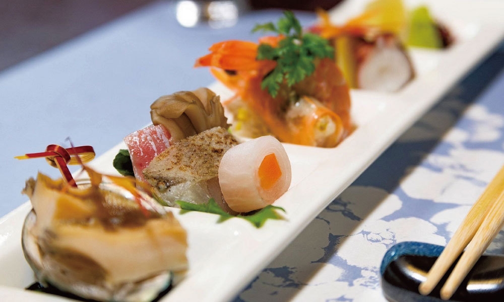 【伊勢志摩の旅】＜特選創作会席 香陽御膳＞ご夕食は上げ膳据え膳のお部屋食で