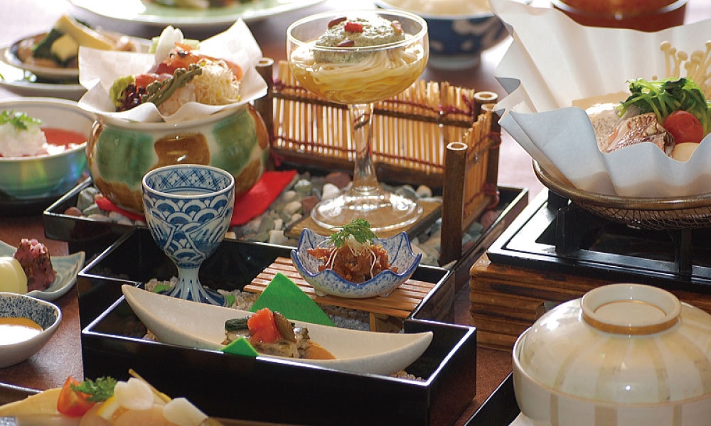 【三大味覚創作会席】伊勢海老/他二種の姿盛と鮑と黒毛和牛料理一品の創作会席をお部屋食で愉しむ