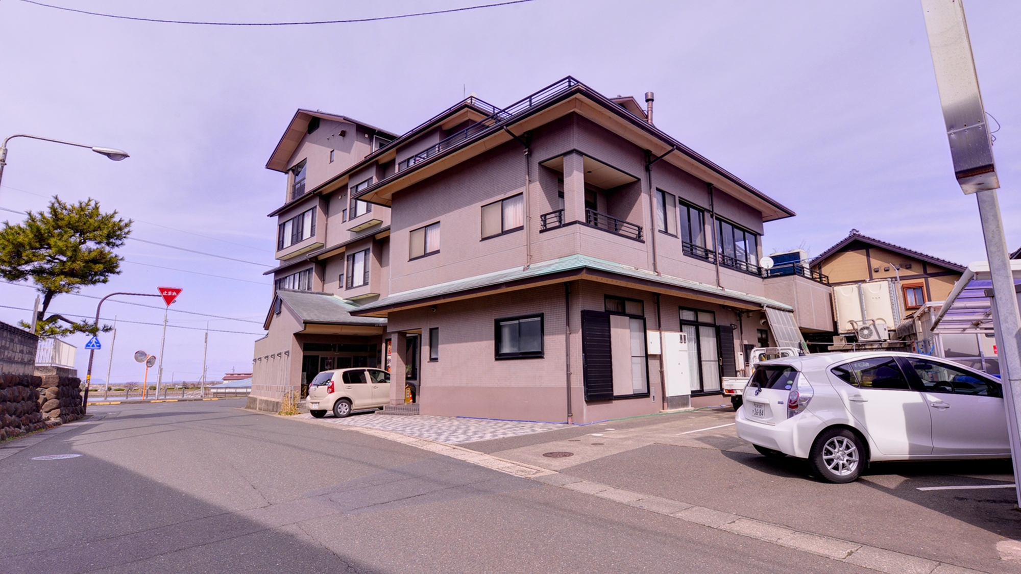 *若狭の海の幸に舌鼓。“夕陽百選”に選ばれた高浜の夕日を望む展望風呂で至福の休日をお過ごし下さい。