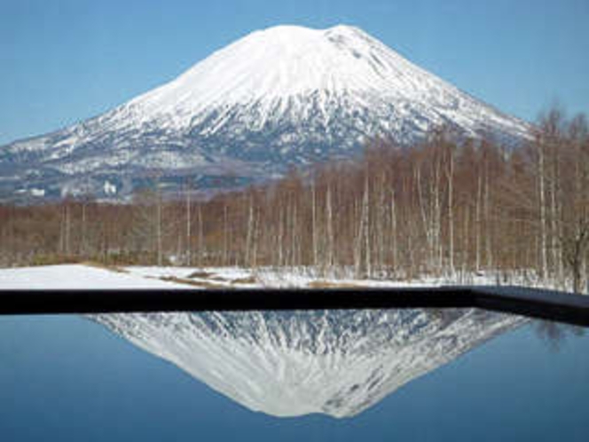 天空風呂〔宙〕SO-RAに映る春の羊蹄山