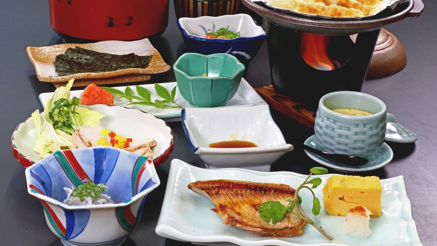 朝食全体◆地元名物料理の≪浜松餃子≫とそのほかの手作り朝食をご用意♪