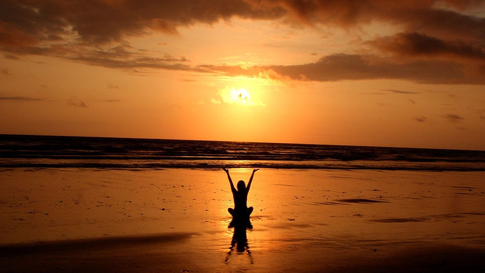 【Sunrise Yoga】奄美の大地に包まれて〜水平線から昇る太陽を浴びて朝ヨガ体験〜