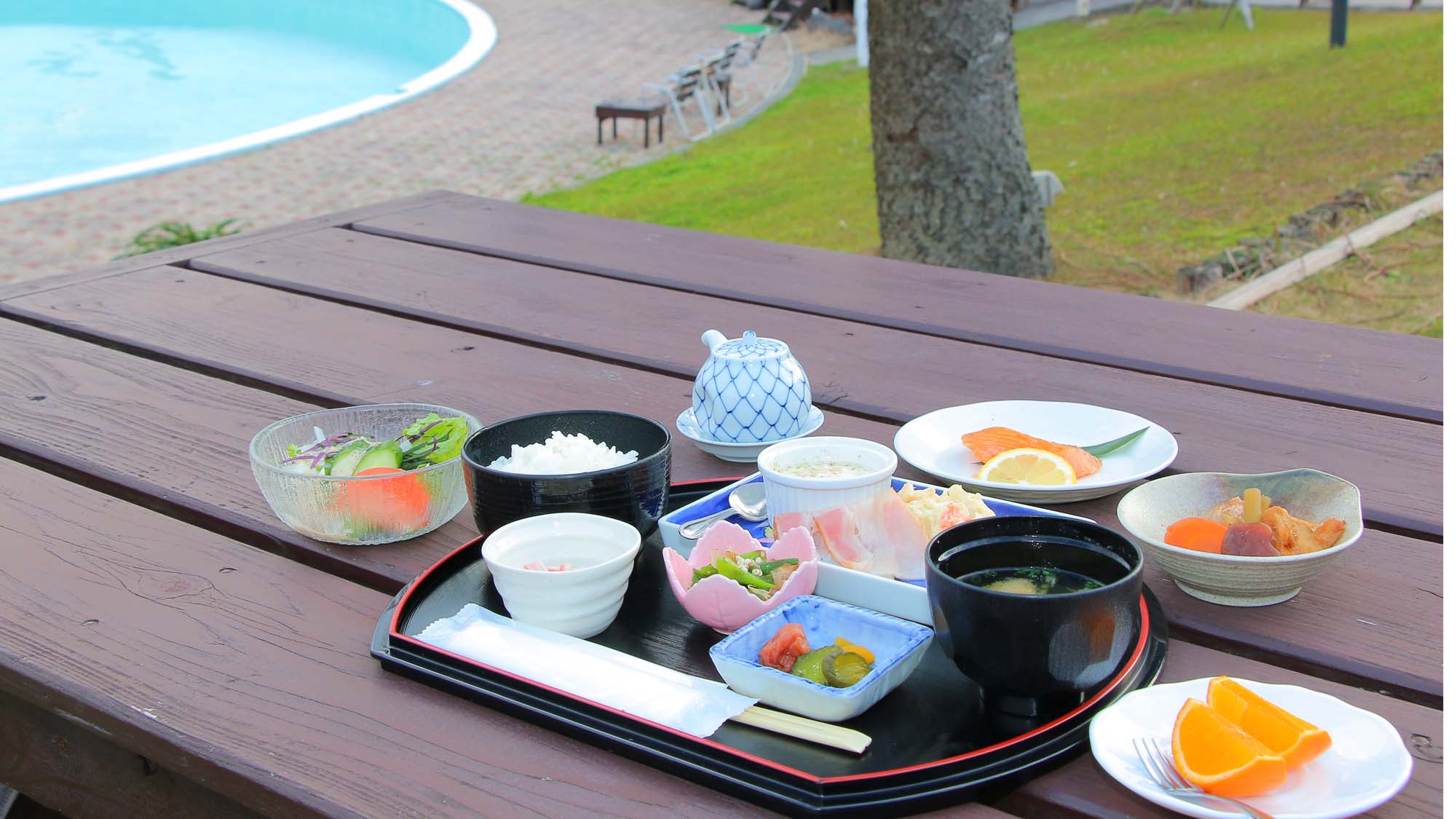 ＜朝食一例＞テラス席で食べる朝食も人気☆