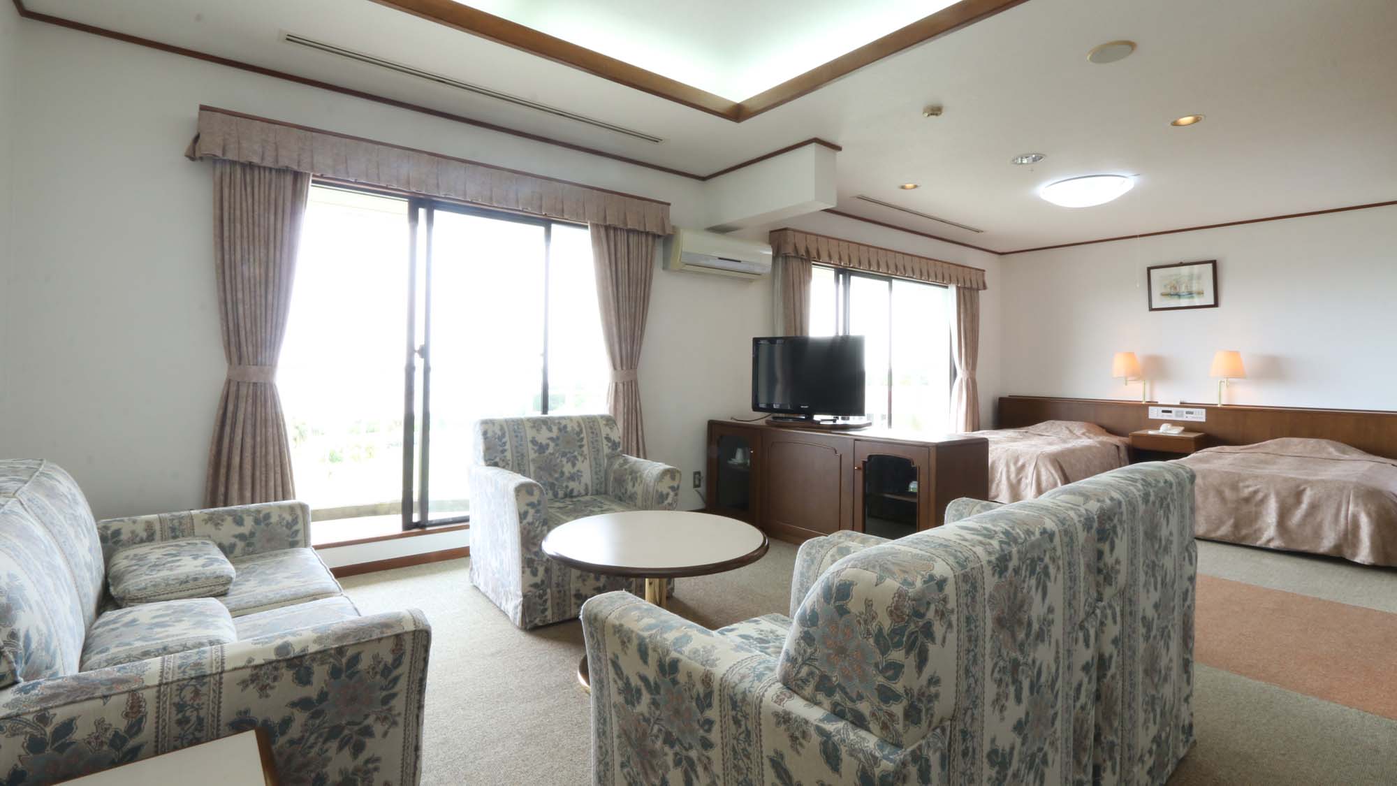 ＜和洋室＞ベッドは2台　お部屋の広さは80m²です