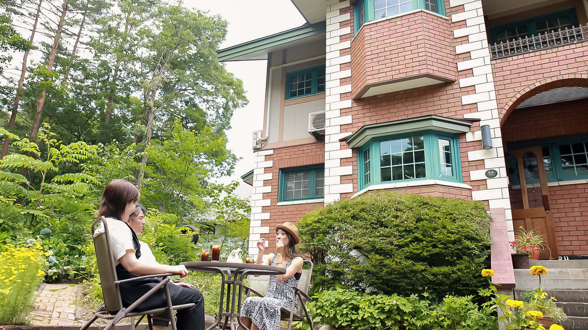 ・【中庭】レンガ造りの本館前の中庭。みんなで楽しくコーヒータイム♪