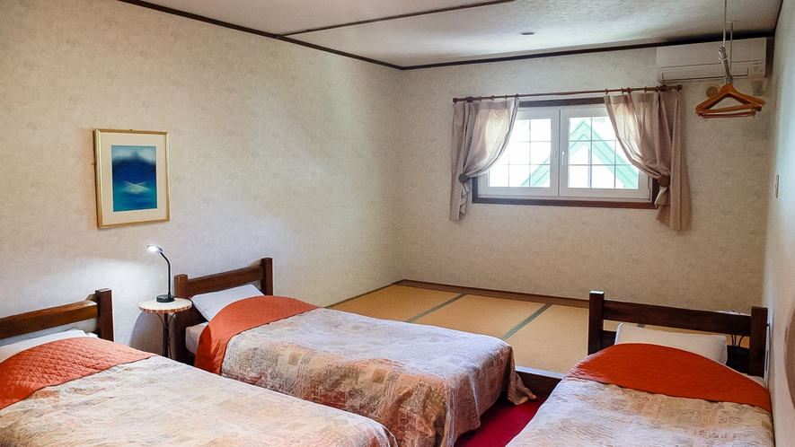 ・【和洋室/ベッド3・布団2 】3～5名様でお泊りいただけるお部屋です